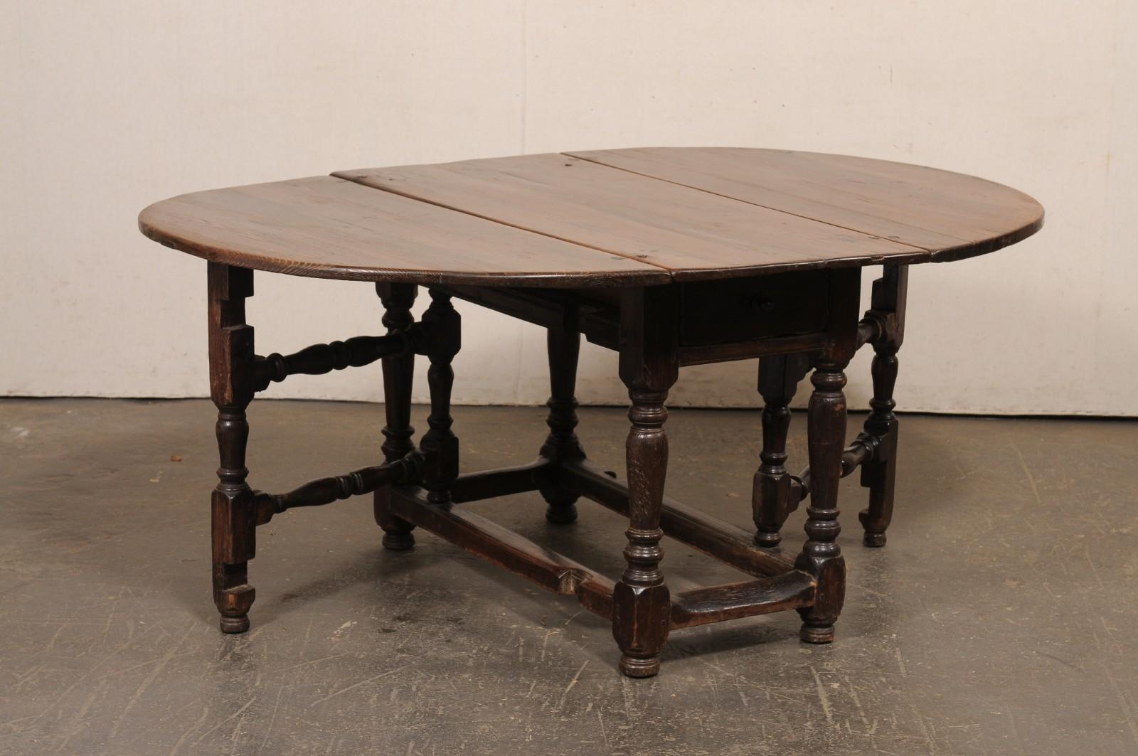 Suédois Table en bois de sapin suédois du XVIIIe siècle à double abattant et à pieds de grilles en vente