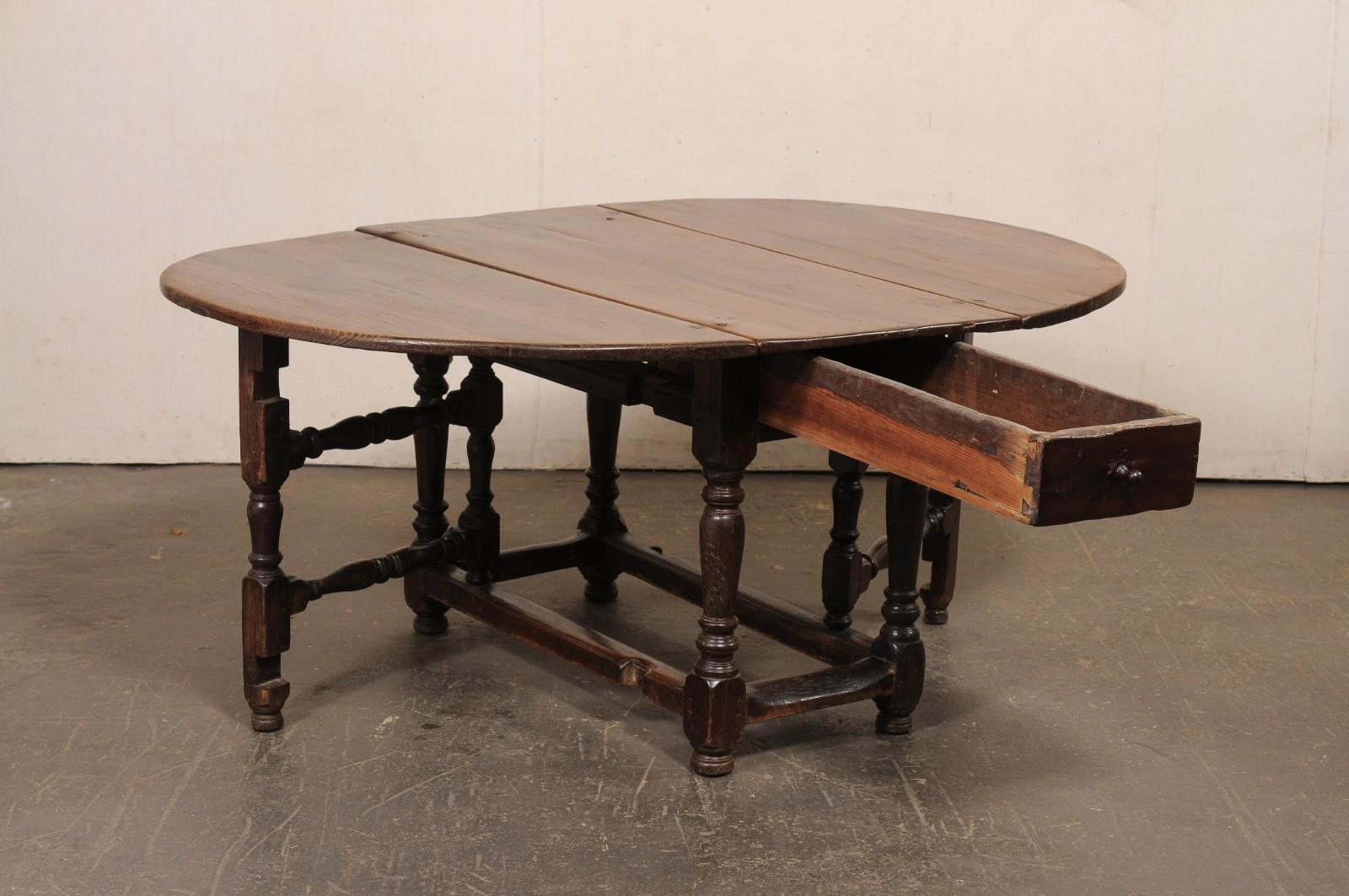 Table en bois de sapin suédois du XVIIIe siècle à double abattant et à pieds de grilles Bon état - En vente à Atlanta, GA