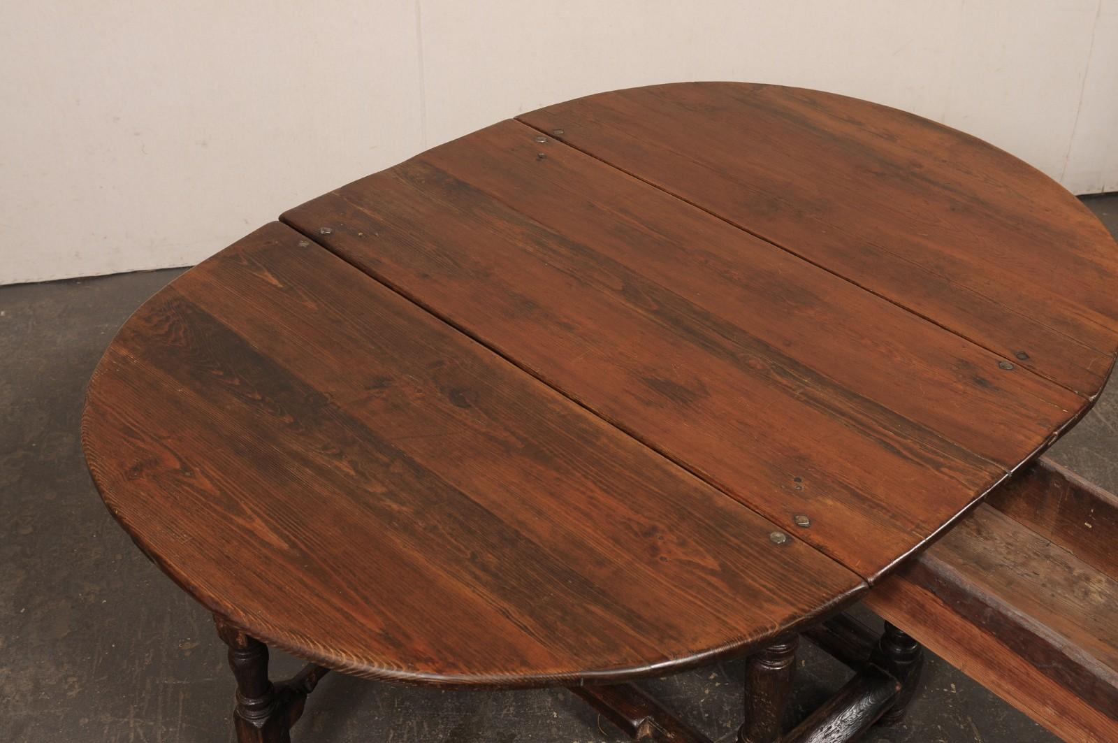 Sapin Table en bois de sapin suédois du XVIIIe siècle à double abattant et à pieds de grilles en vente