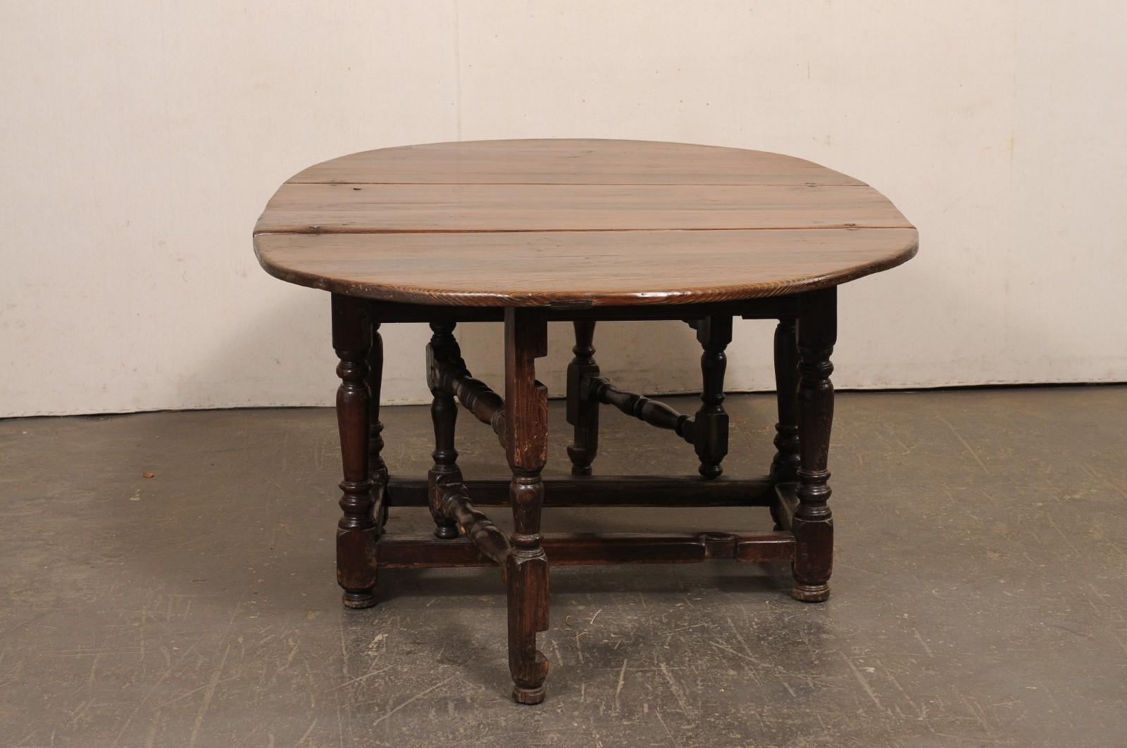 Table en bois de sapin suédois du XVIIIe siècle à double abattant et à pieds de grilles en vente 1