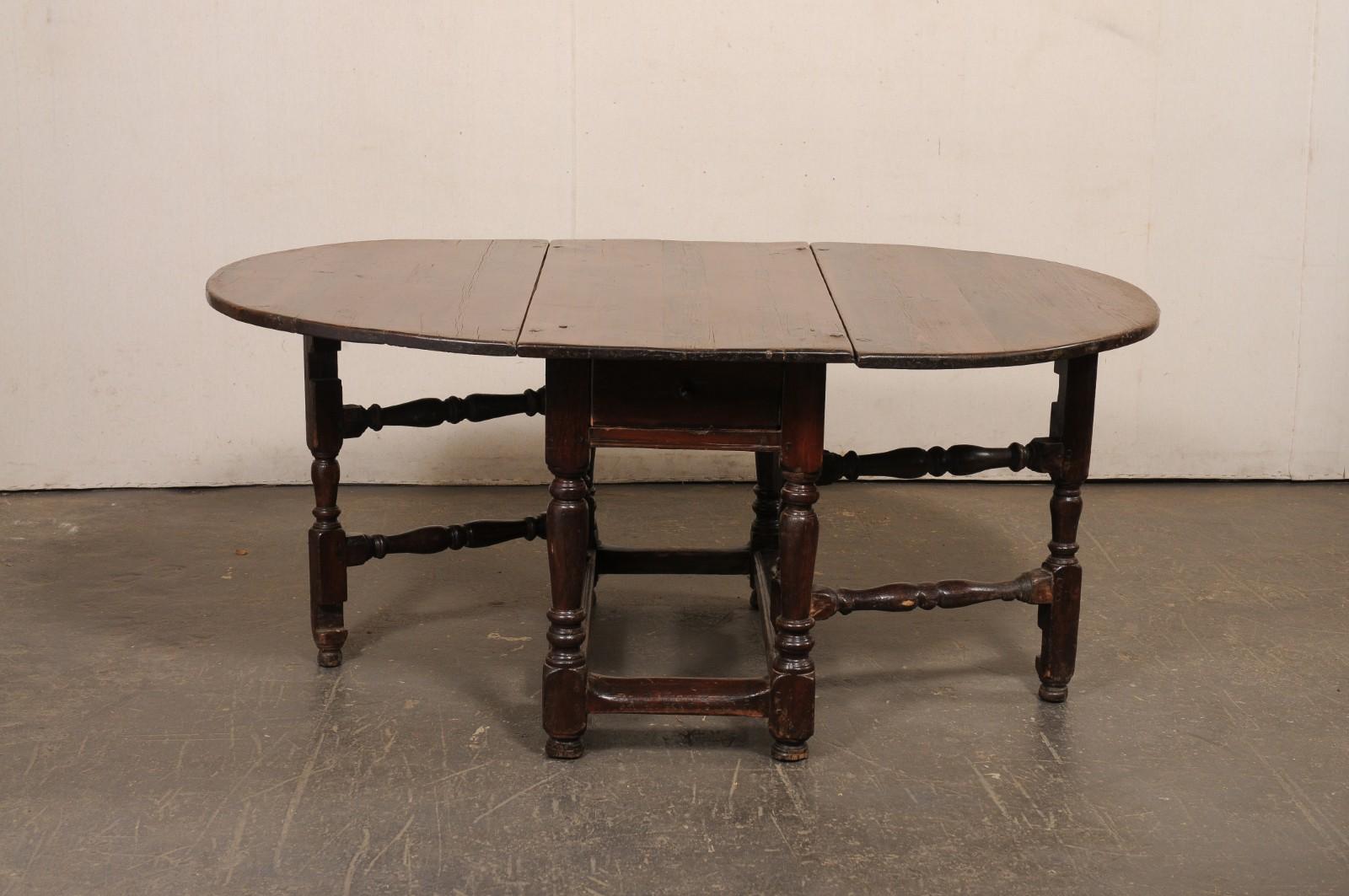 Table en bois de sapin suédois du XVIIIe siècle à double abattant et à pieds de grilles en vente 3