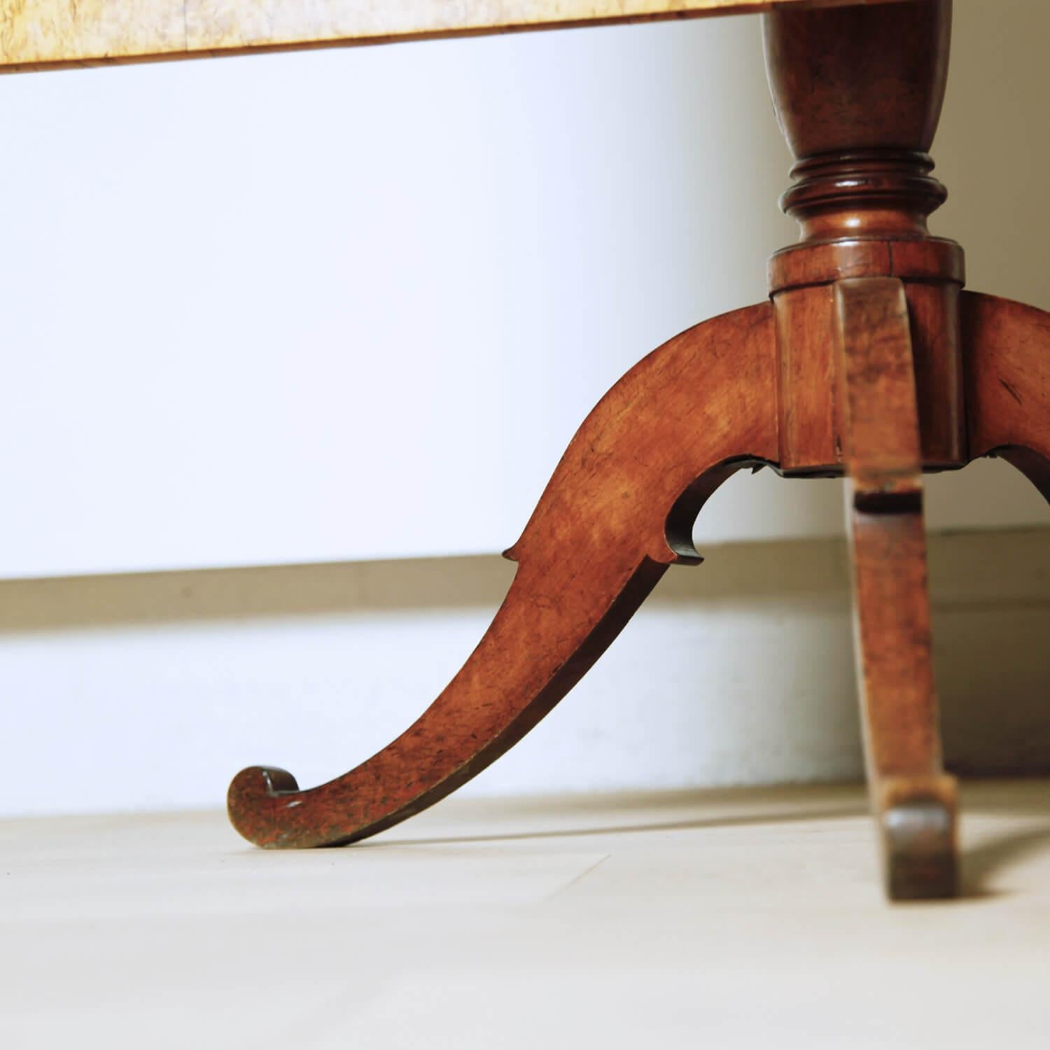 18th Century Swedish Flame Birch Tilt-Top Table In Good Condition For Sale In Long Island City, NY