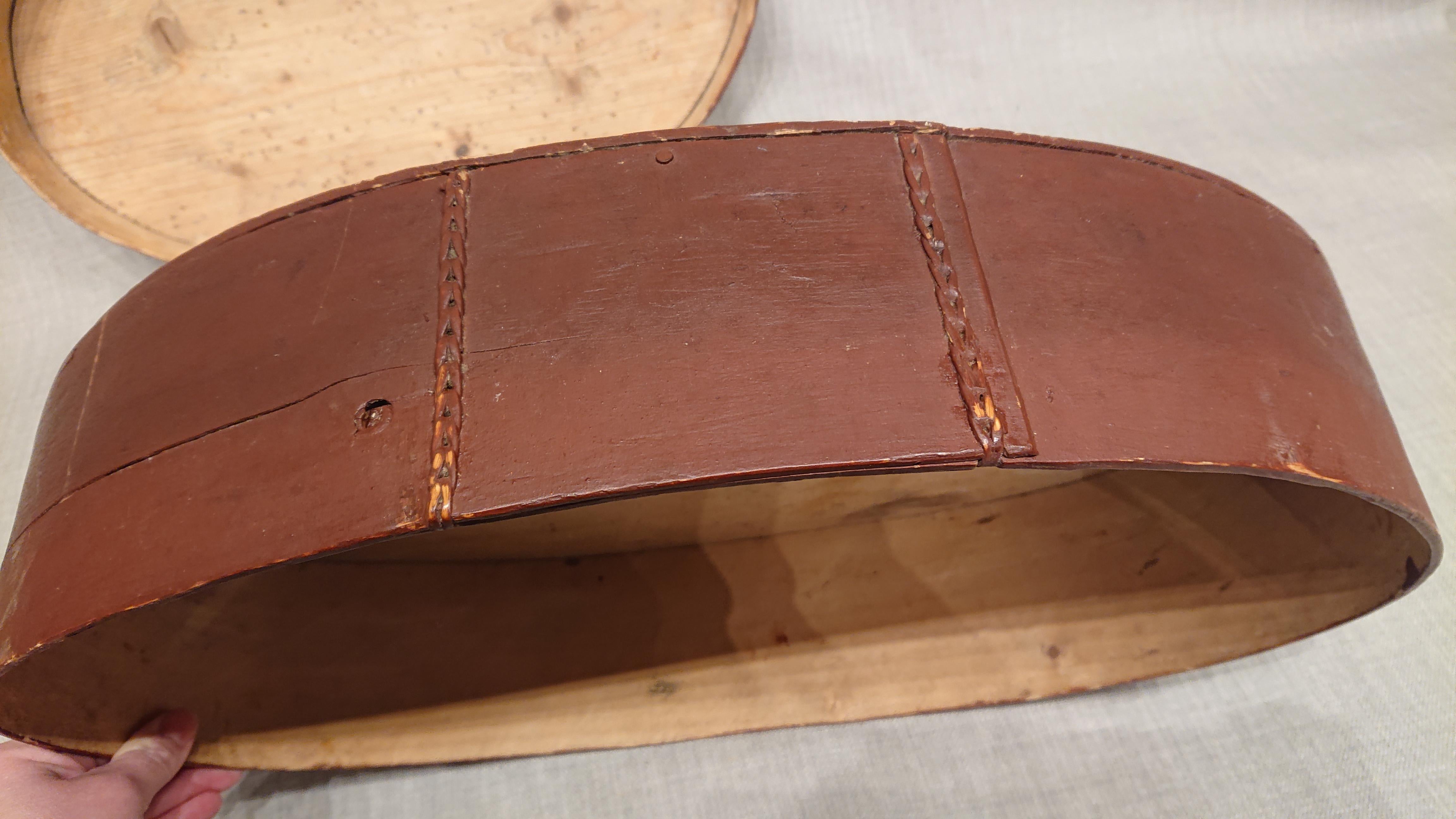 Boîte en bois cintré d'art populaire suédois du 18ème siècle avec peinture d'origine datée de 1789 en vente 3