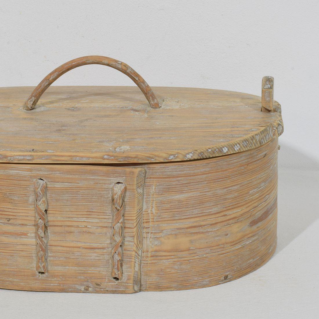 Boîte d'art populaire suédois du 18ème siècle en bois courbé en vente 5