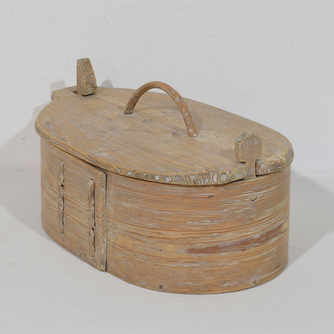 Beautiful Swedish bentwood box that once was used for storage. Real rare piece
Sweden, circa 1750. Weathered and small losses.