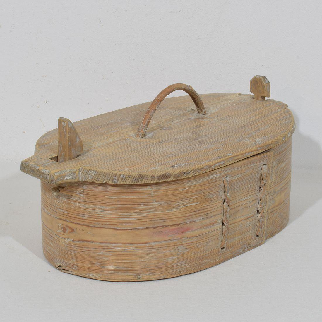 Rustique Boîte d'art populaire suédois du 18ème siècle en bois courbé en vente