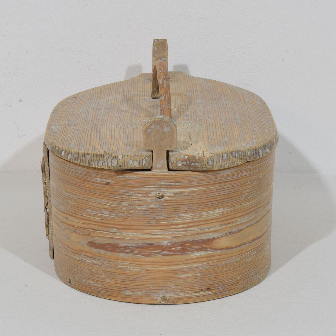 Boîte d'art populaire suédois du 18ème siècle en bois courbé Bon état - En vente à Buisson, FR