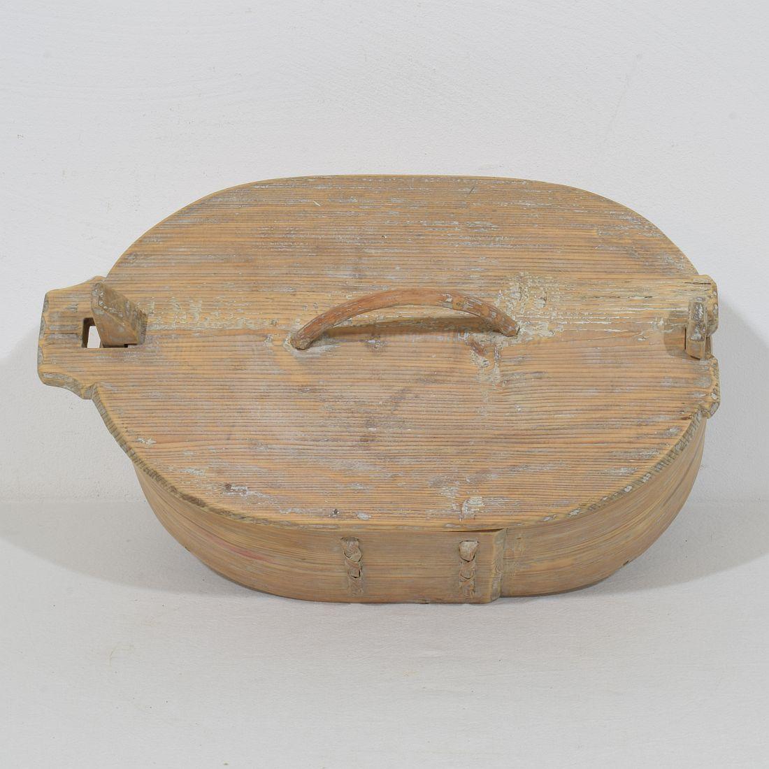XVIIIe siècle et antérieur Boîte d'art populaire suédois du 18ème siècle en bois courbé en vente