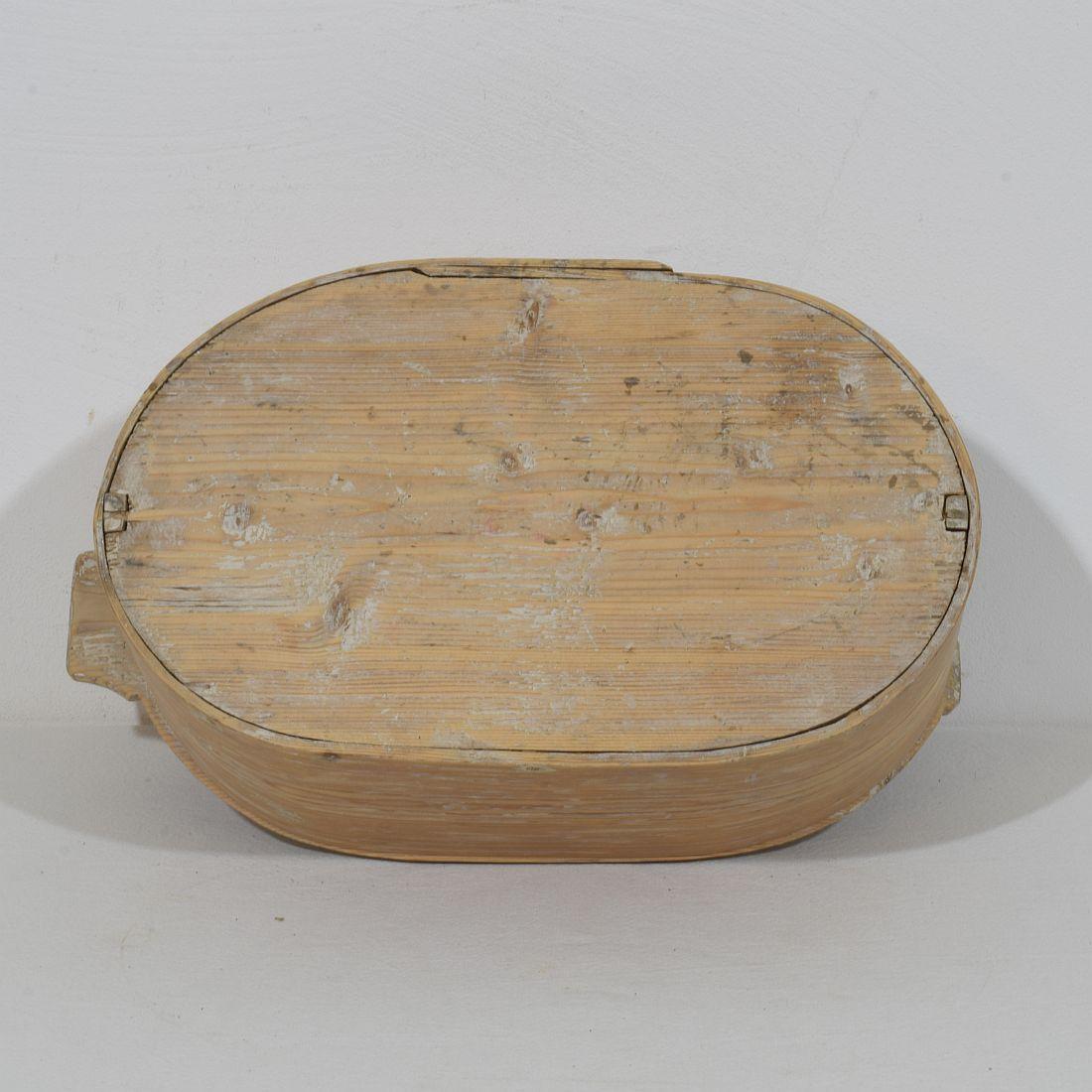 18th Century Swedish Folk Art Bentwood Box For Sale 1