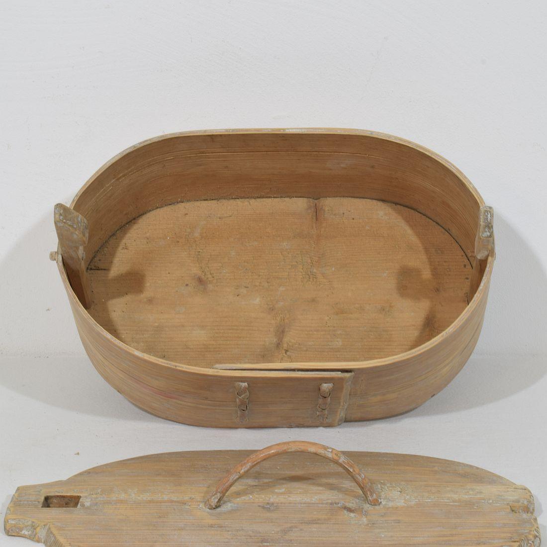 Boîte d'art populaire suédois du 18ème siècle en bois courbé en vente 1