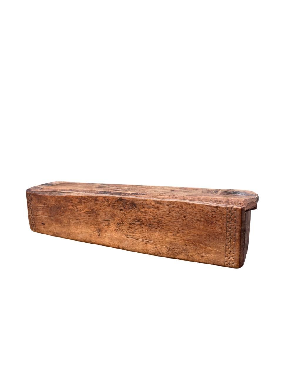 Un'eccezionale scatola di arte popolare svedese del XVIII secolo, datata 1752, che mette in mostra il tradizionale artigianato rurale. Intagliata in legno massiccio, la scatola presenta un coperchio scorrevole finemente montato e una distintiva