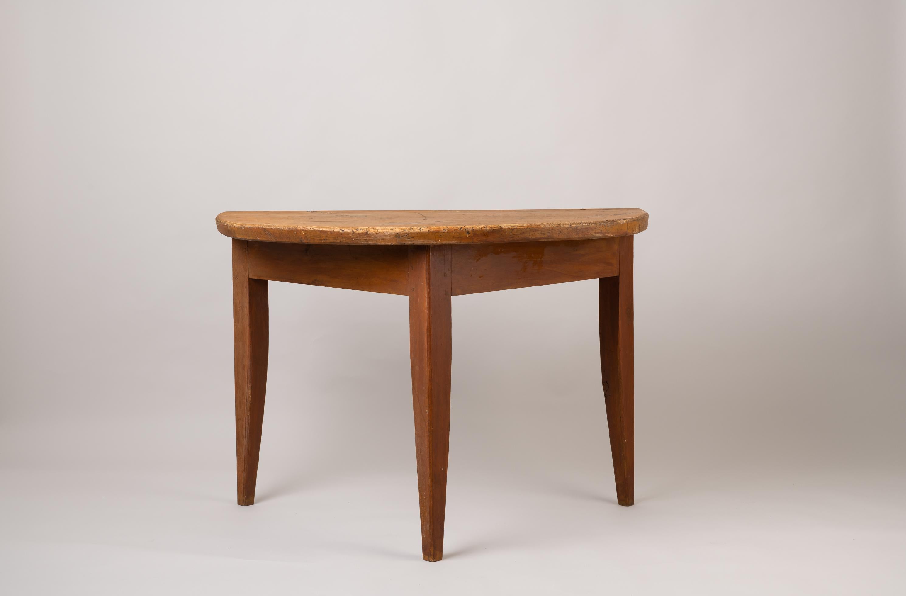 Schwedische Volkskunst Konsole oder Wandtisch. Der Tisch ist im Originalzustand mit Originallack, der nach jahrelangem Gebrauch natürlich abgenutzt ist. Hergestellt in Nordschweden, ca. 1790-1800. Gesunder und solider Rahmen. Ungewöhnlich dicke