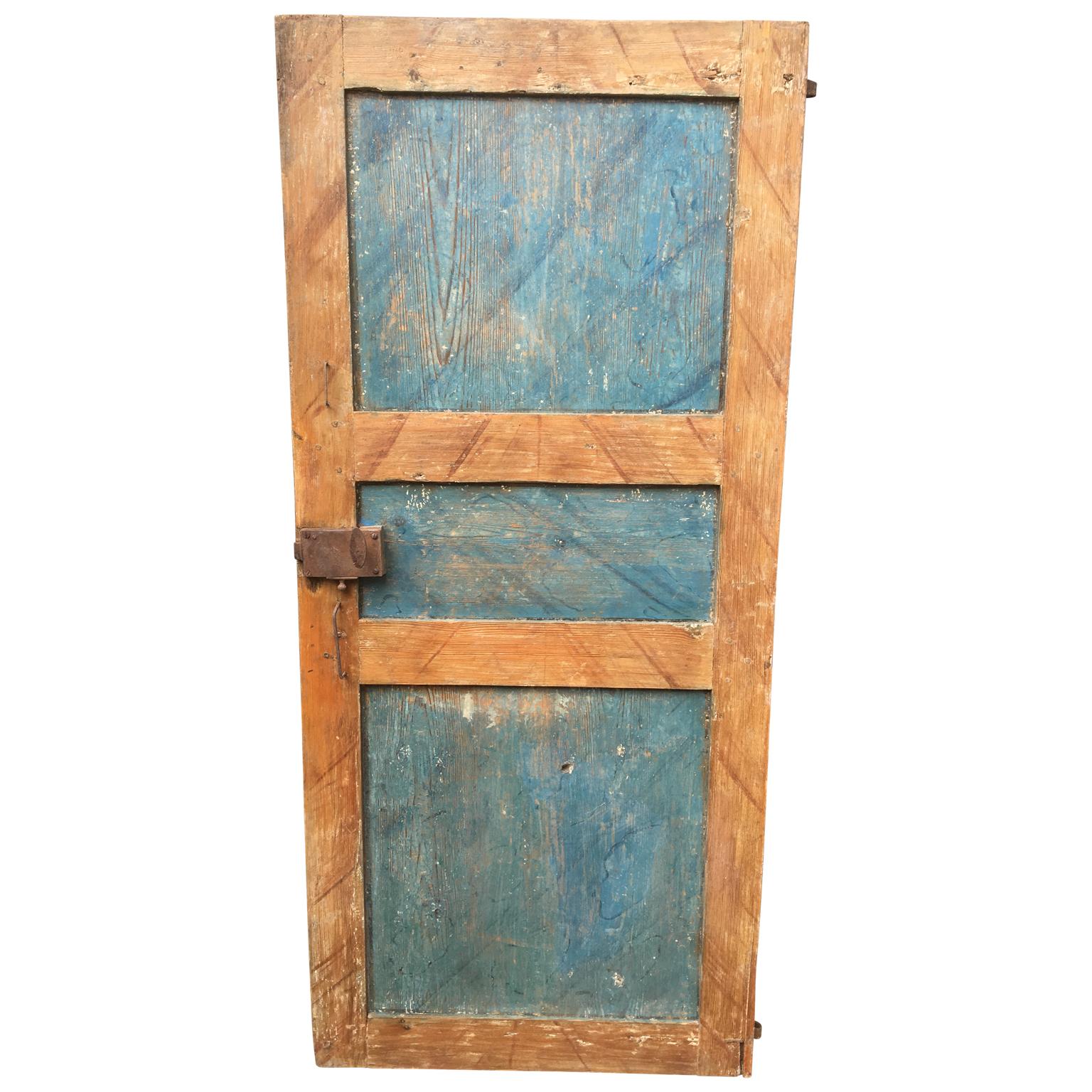 Eine schwedische original bemalte Folk Art Tür aus dem 18. Jahrhundert. Die Vorderseite ist komplett im Originalzustand mit funktionierendem Schloss und Originalschlüssel (Video anfordern). Mit Kunstmarmor-Bemalung, um die schöneren Haus- und