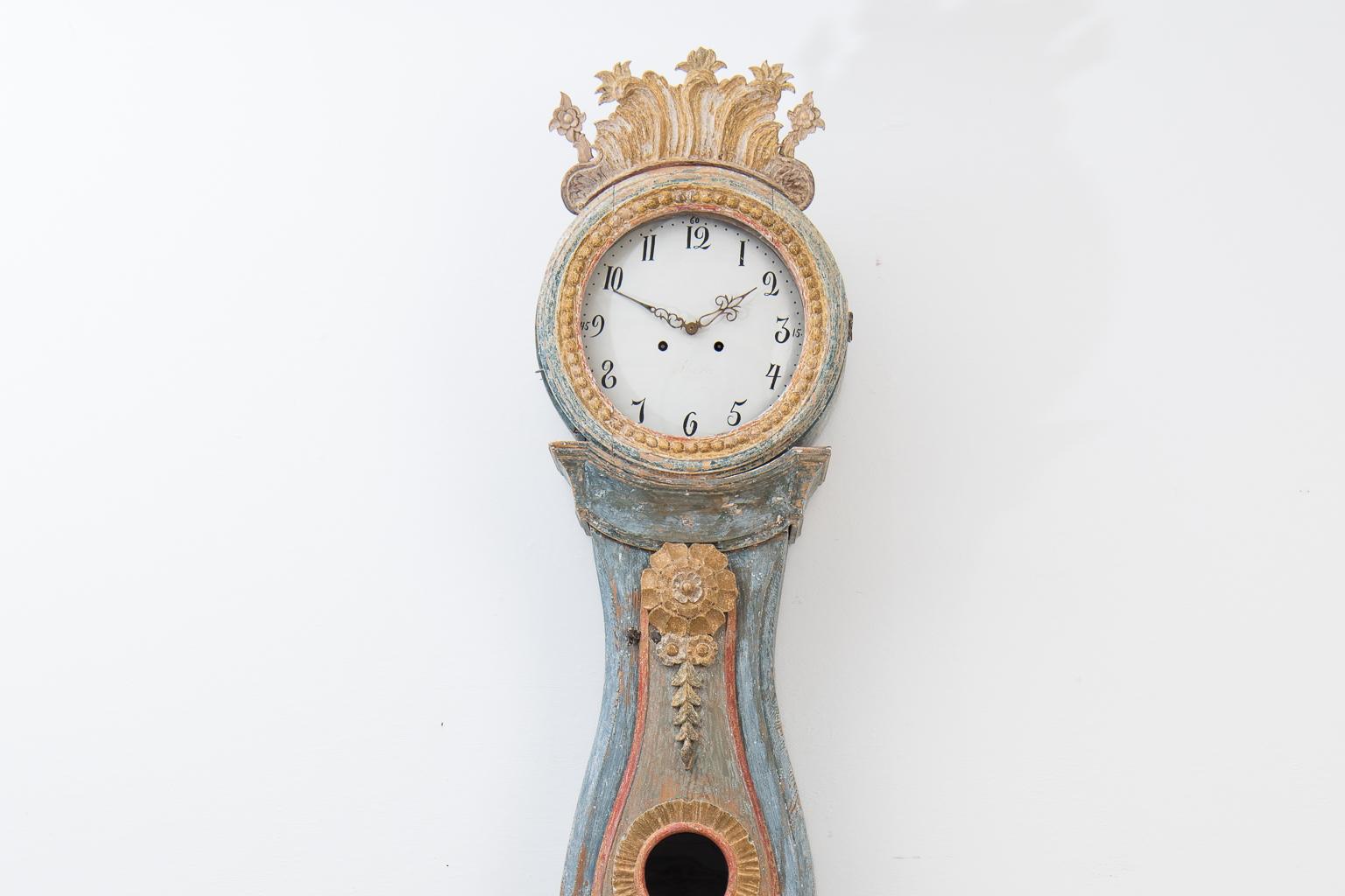 Swedish Folk Art longcase clock in Rococo from Jämtland. Dry scraped to the first layer of paint from the late 1700s. The clock is manufactured to stand against a wall panel and the lower part therefore doesn’t stand completely against the wall.