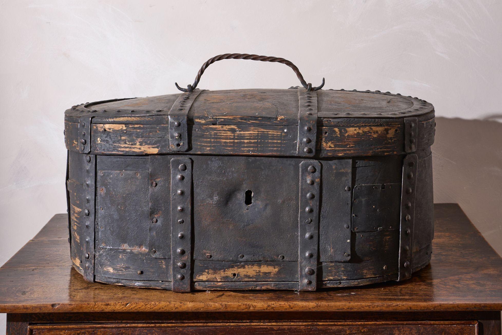 Se trata de un impresionante ejemplo de arte popular sueco original del siglo XVIII en forma de caja matrimonial. La pátina y la antigüedad son impresionantes y hacen de ella una pieza decorativa con mucho carácter. Se trata de un ejemplo