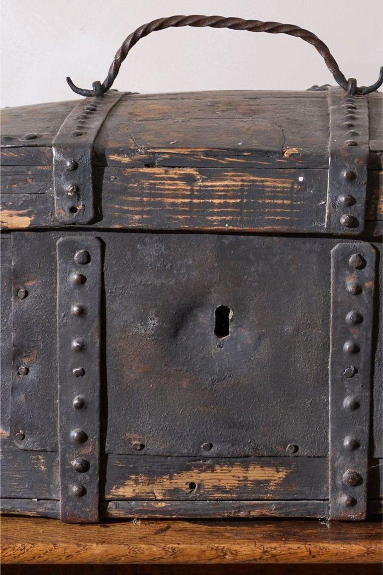 Caja matrimonial de arte popular sueco del siglo XVIII - Oscuro en Bueno estado para la venta en Malton, GB