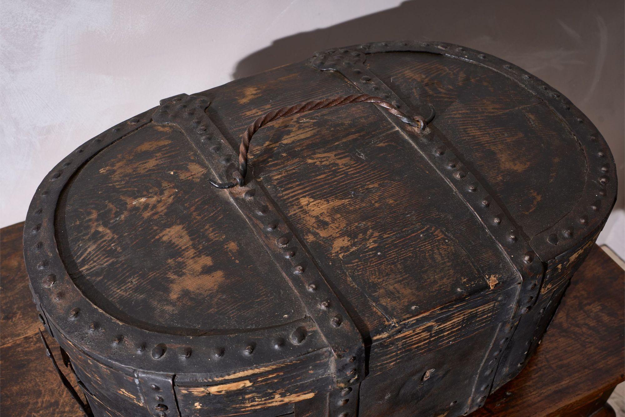 Caja matrimonial de arte popular sueco del siglo XVIII - Oscuro en venta 2