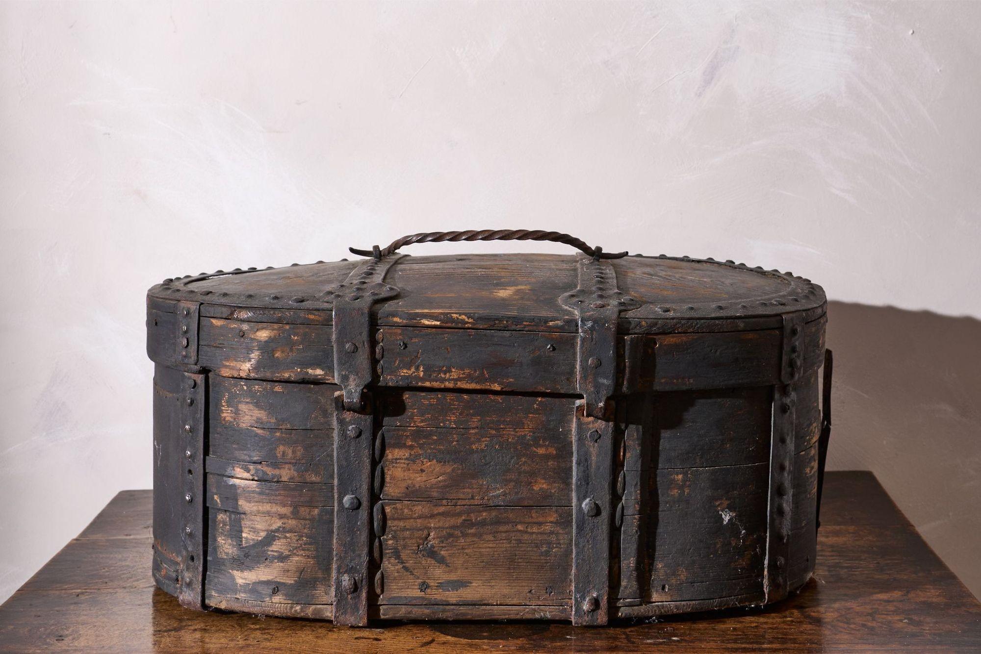 Caja matrimonial de arte popular sueco del siglo XVIII - Oscuro en venta 3