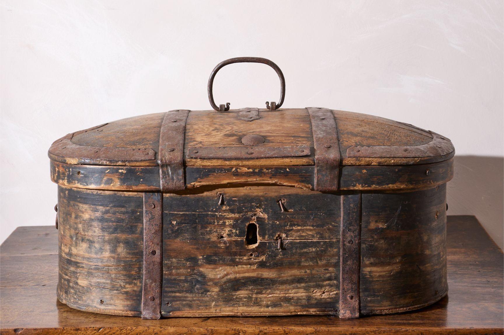 Caja matrimonial de arte popular sueco del siglo XVIII - Patinada en Excelente estado para la venta en Malton, GB