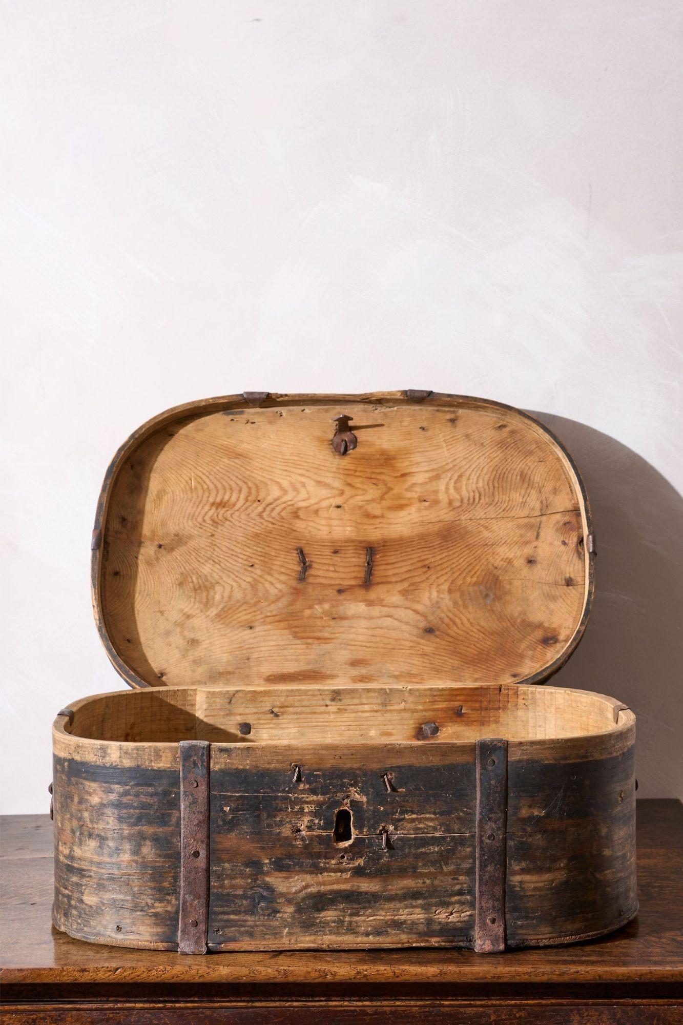 Caja matrimonial de arte popular sueco del siglo XVIII - Patinada siglo XVIII y antes en venta
