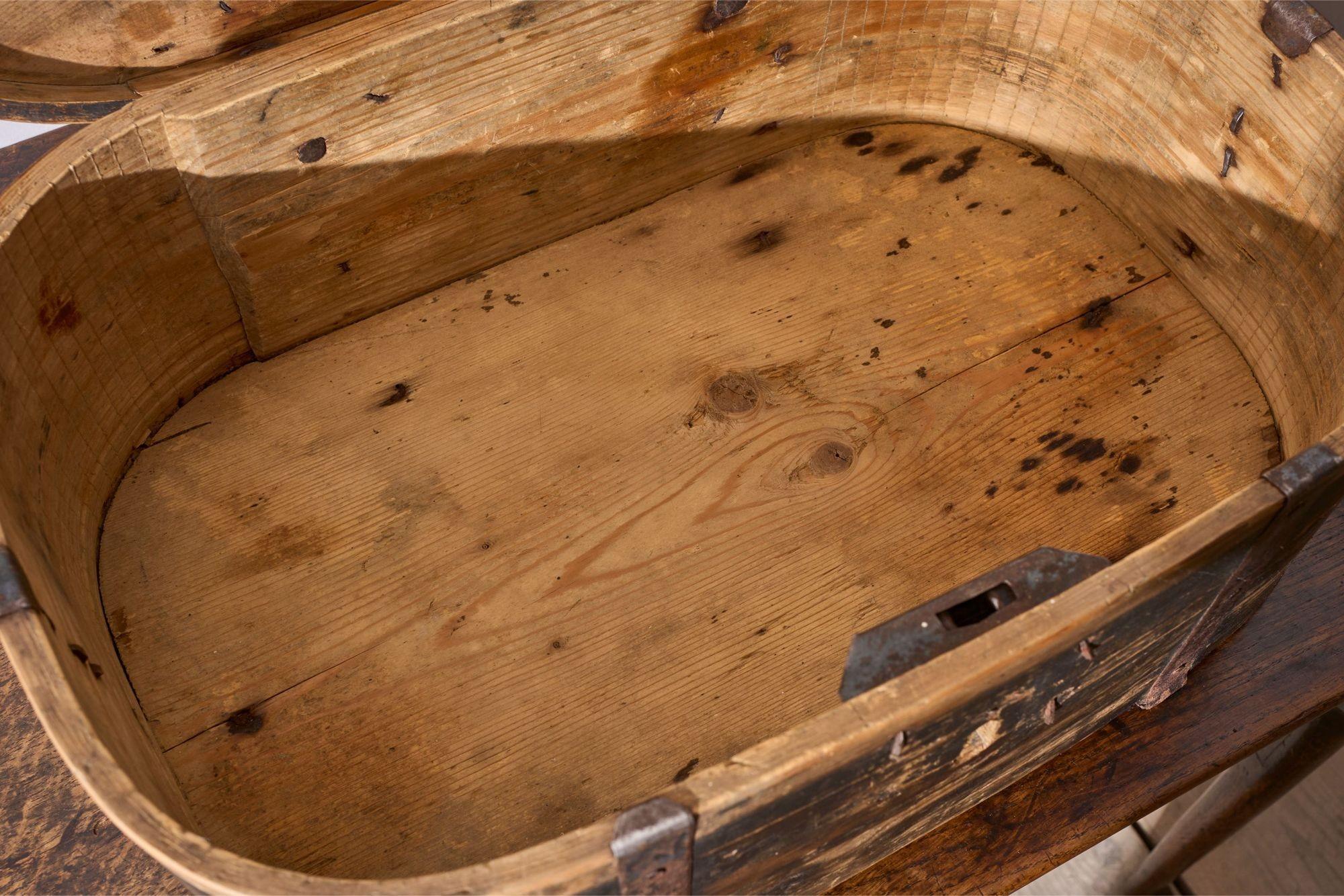 Caja matrimonial de arte popular sueco del siglo XVIII - Patinada Pino en venta