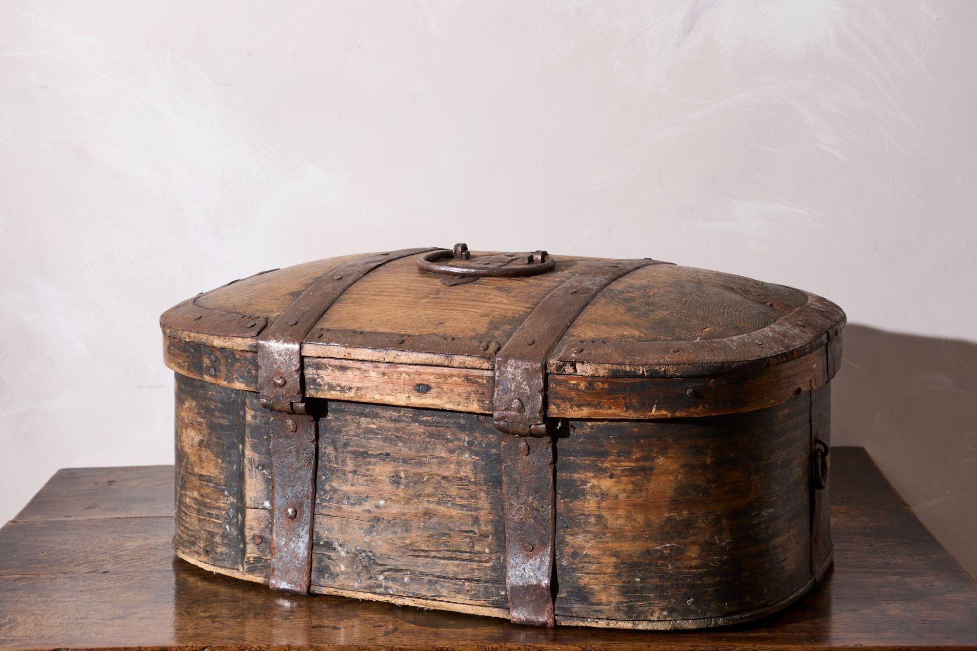 Caja matrimonial de arte popular sueco del siglo XVIII - Patinada en venta 2