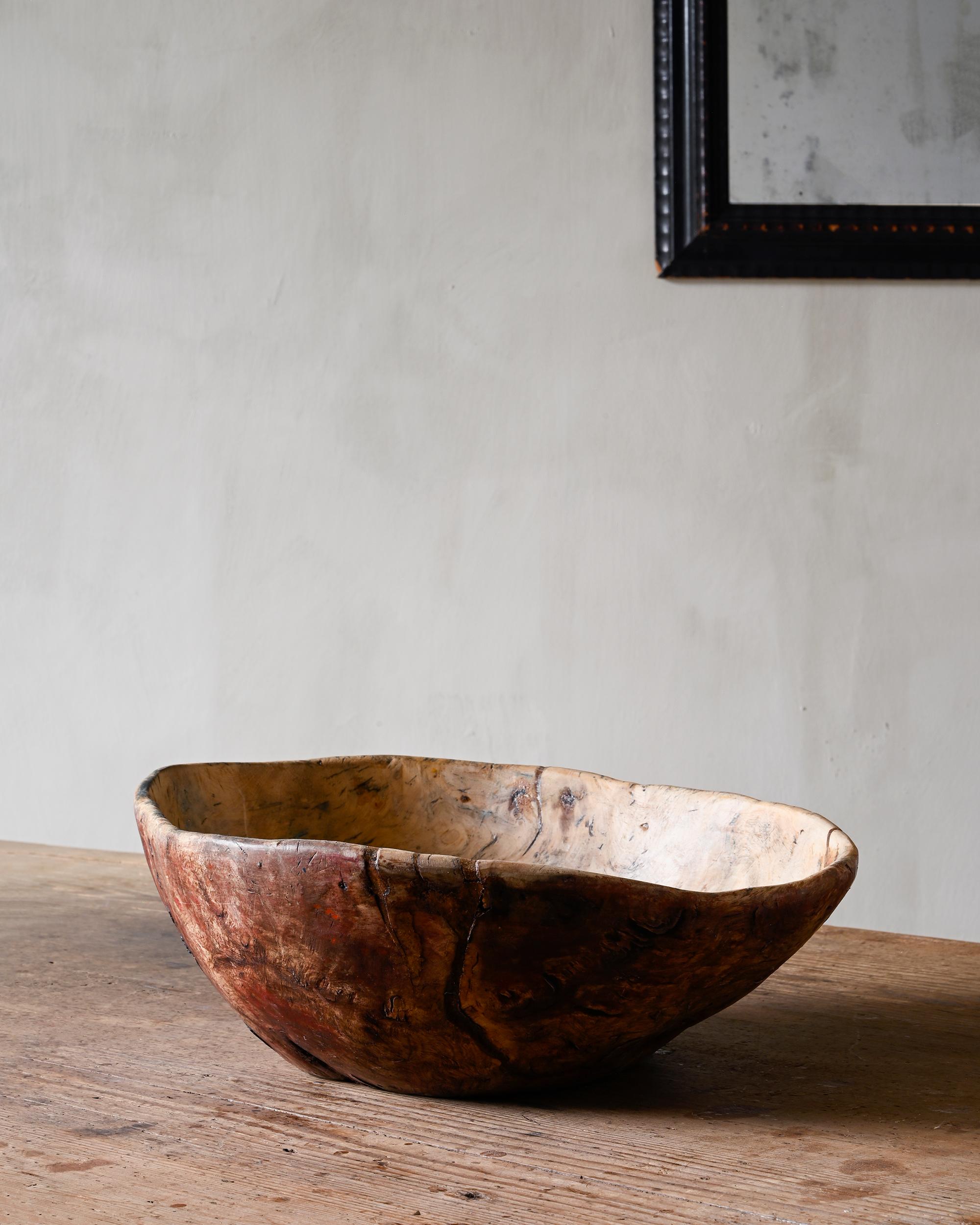 Fine organic late 18th century Swedish / Scandinavian folk art root wood bowl in it's original finish, great patination and an skilfully executed brass repair. Ca 1790.