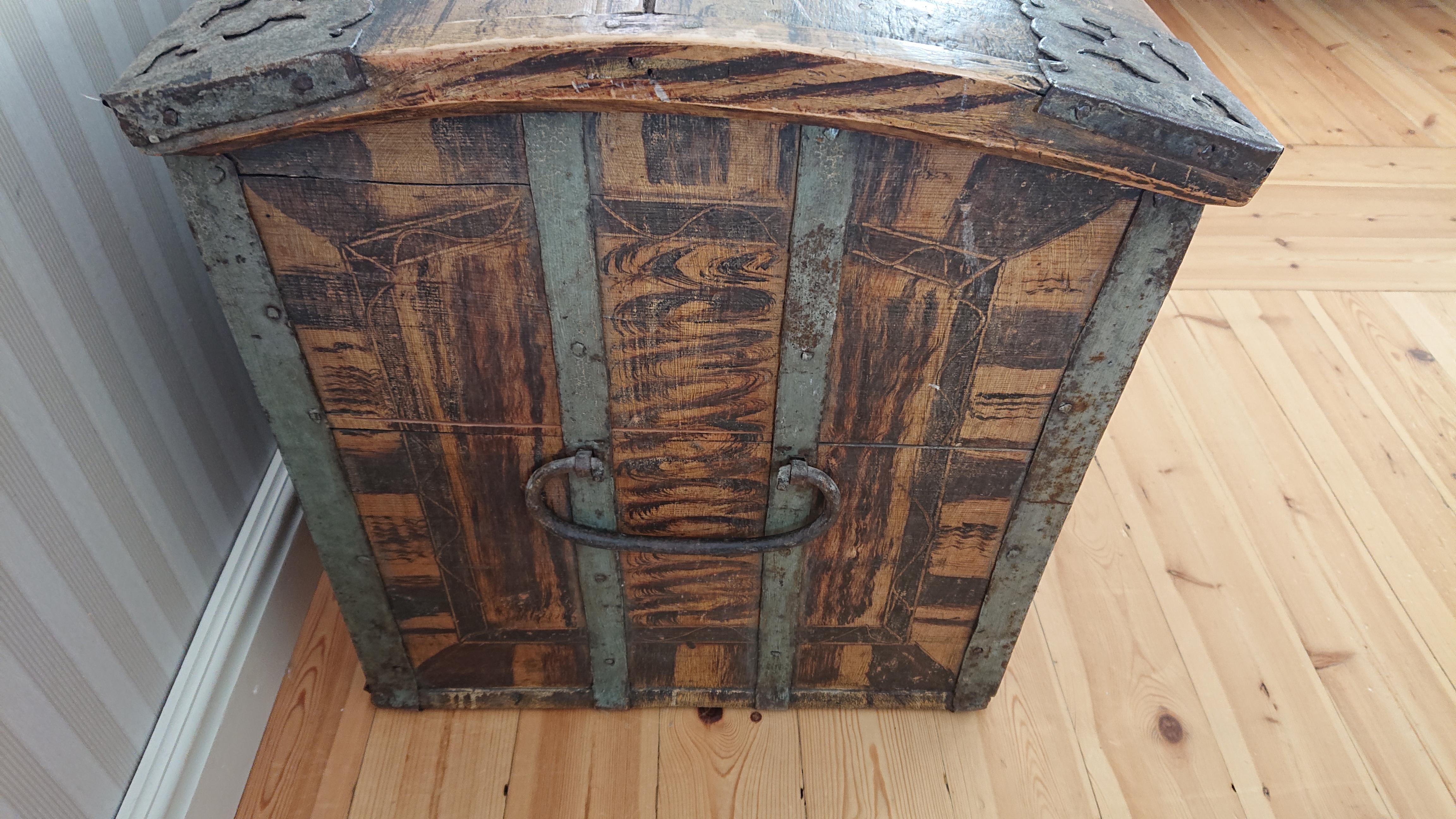 18th Century Swedish Folk Art  antique rustic Trunk /Chest  For Sale 2