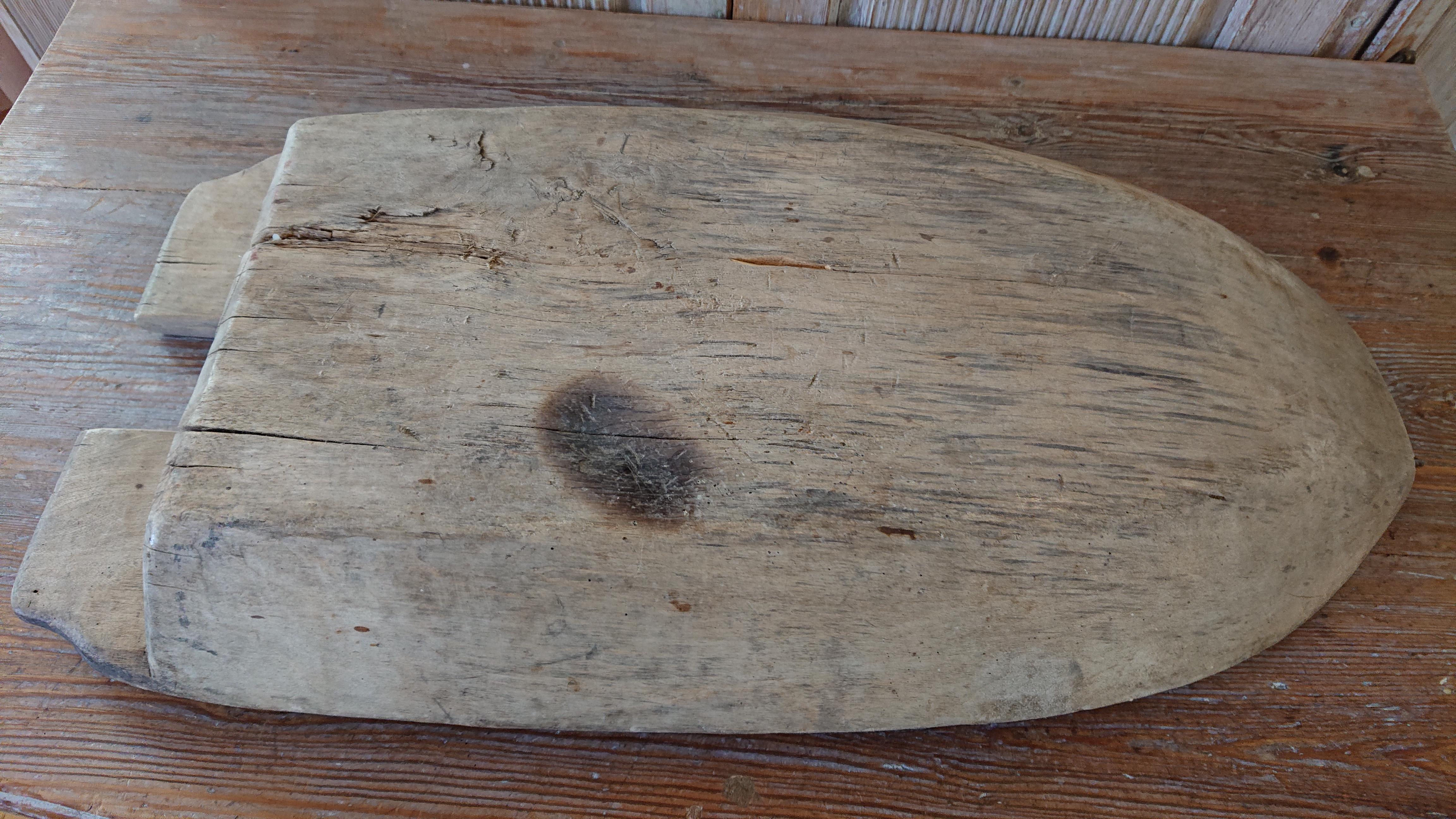 18th Century Swedish Folk Art Wooden Cheese Board from Northern Sweden For Sale 4