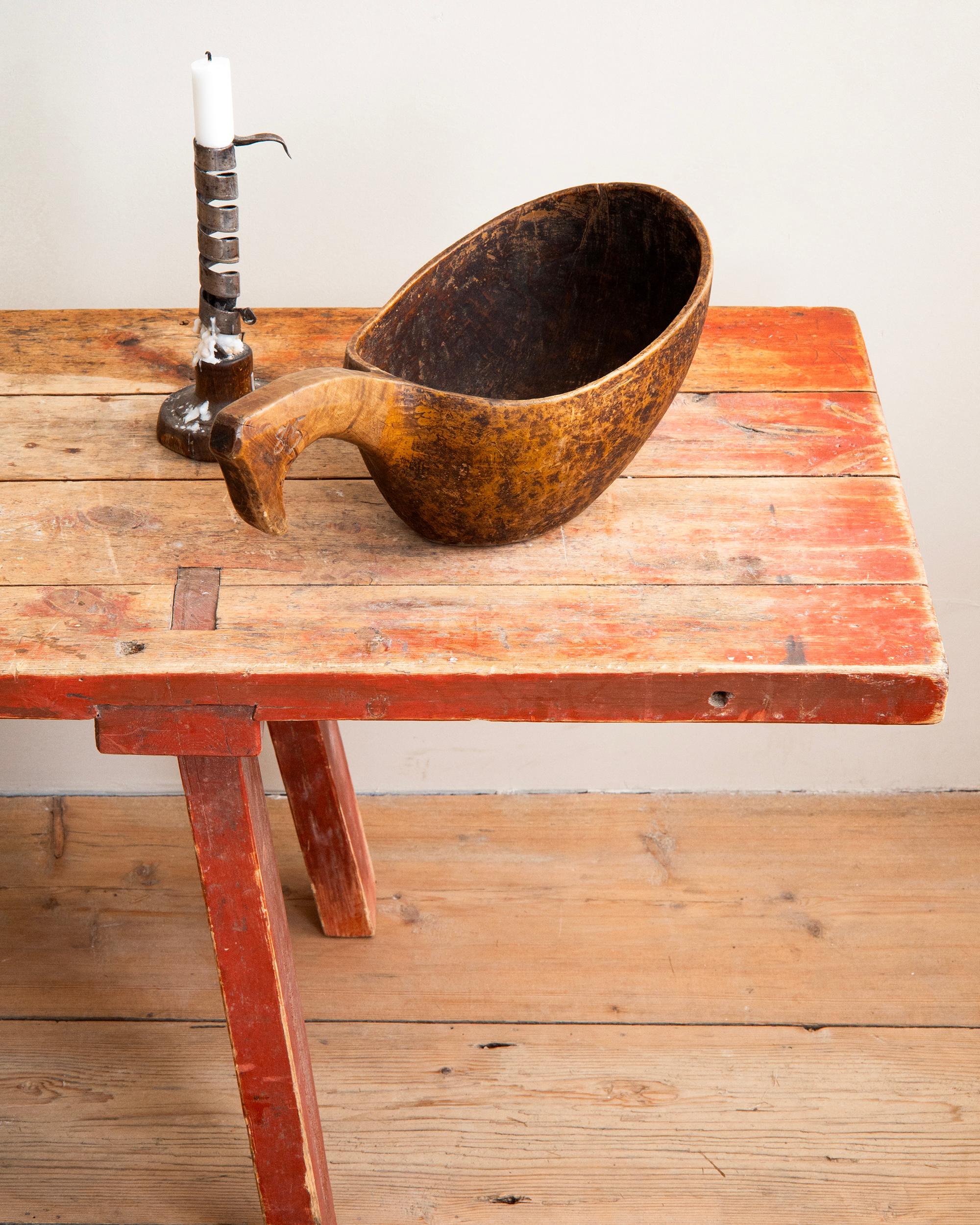 Cuenco de madera para beber de arte popular sueco del siglo XVIII Arte popular en venta