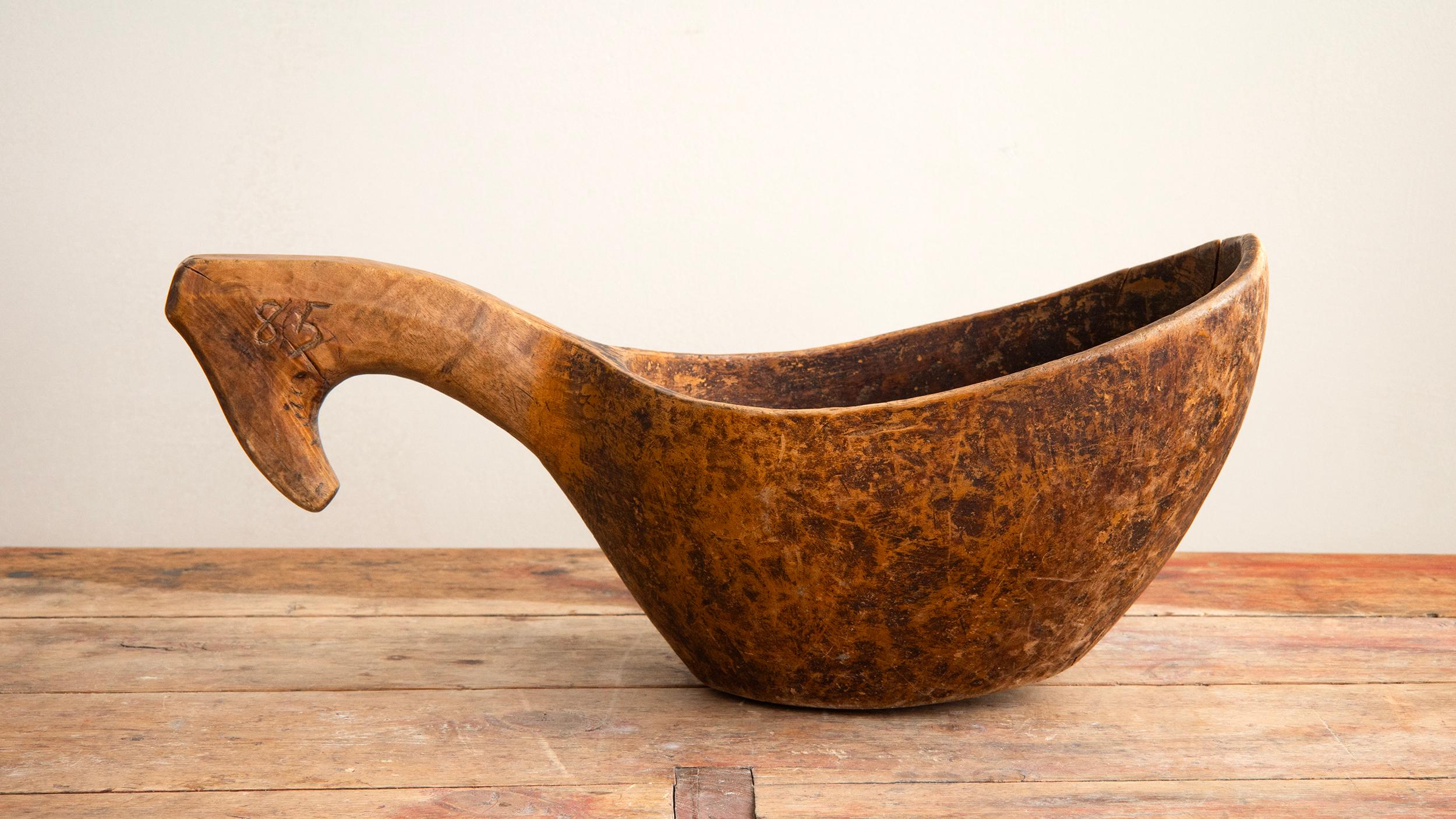Cuenco de madera para beber de arte popular sueco del siglo XVIII Hecho a mano en venta