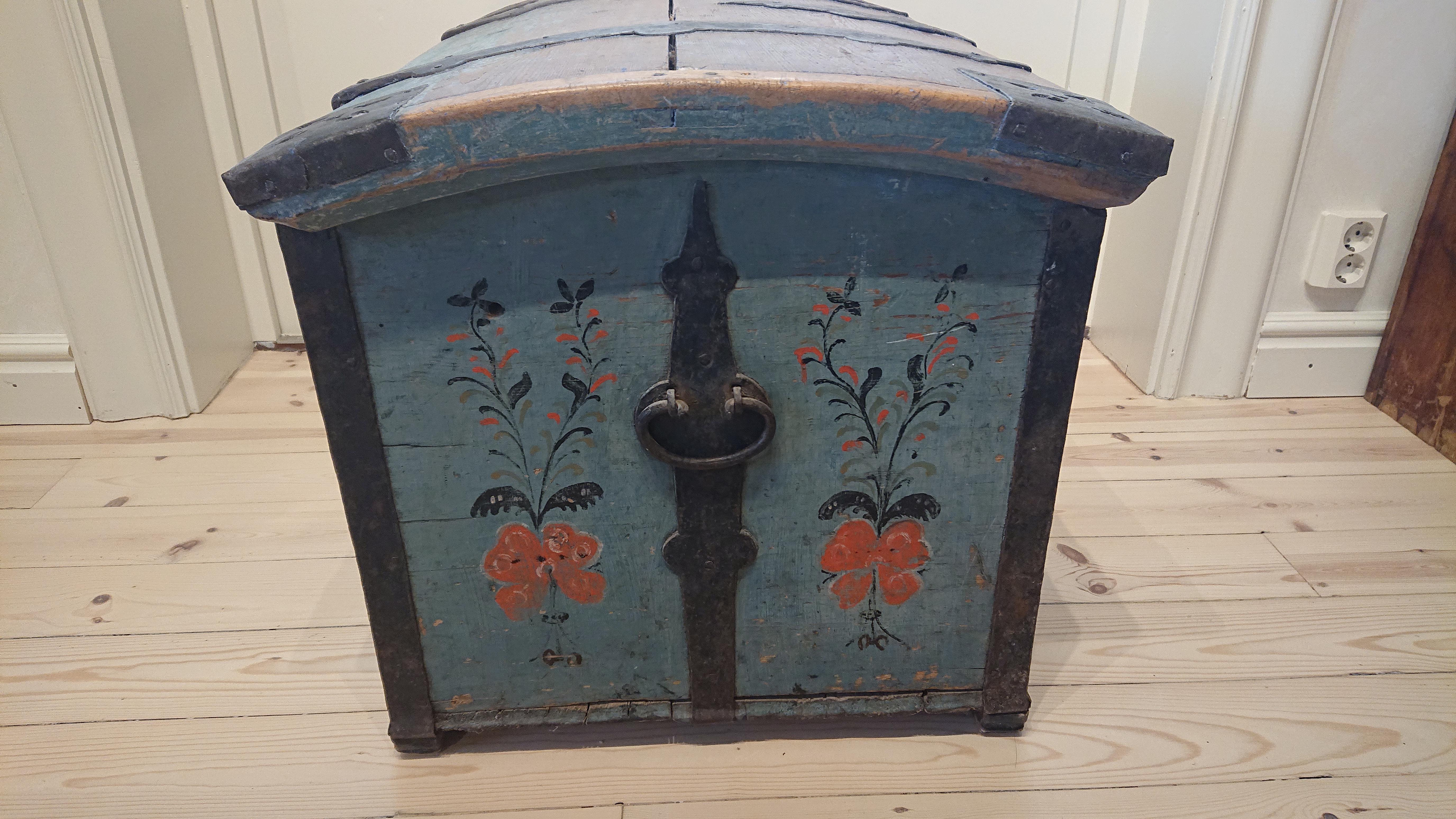 Decorative folkart chest with untouched originalpainting. Beautiful painting in the form of urns & flowerpainting. Early dating inside the lid 1797. 
Dated on the outside & inside 1804 & initials, probably a wedding gift. 
Made of pine.
Genuine