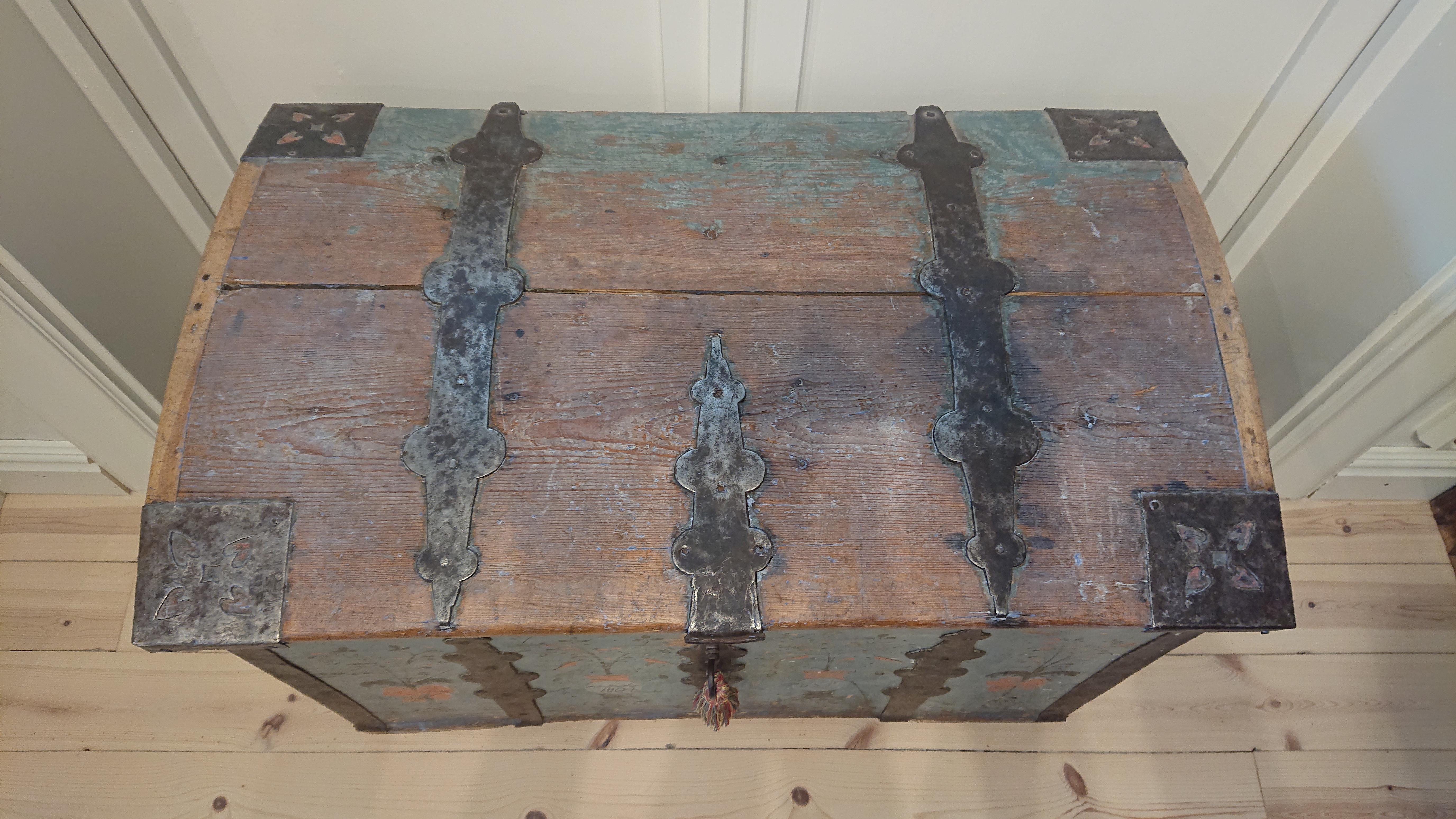 18th Century Swedish Folkart Chest Untouched Originalpaint In Good Condition In Boden, SE