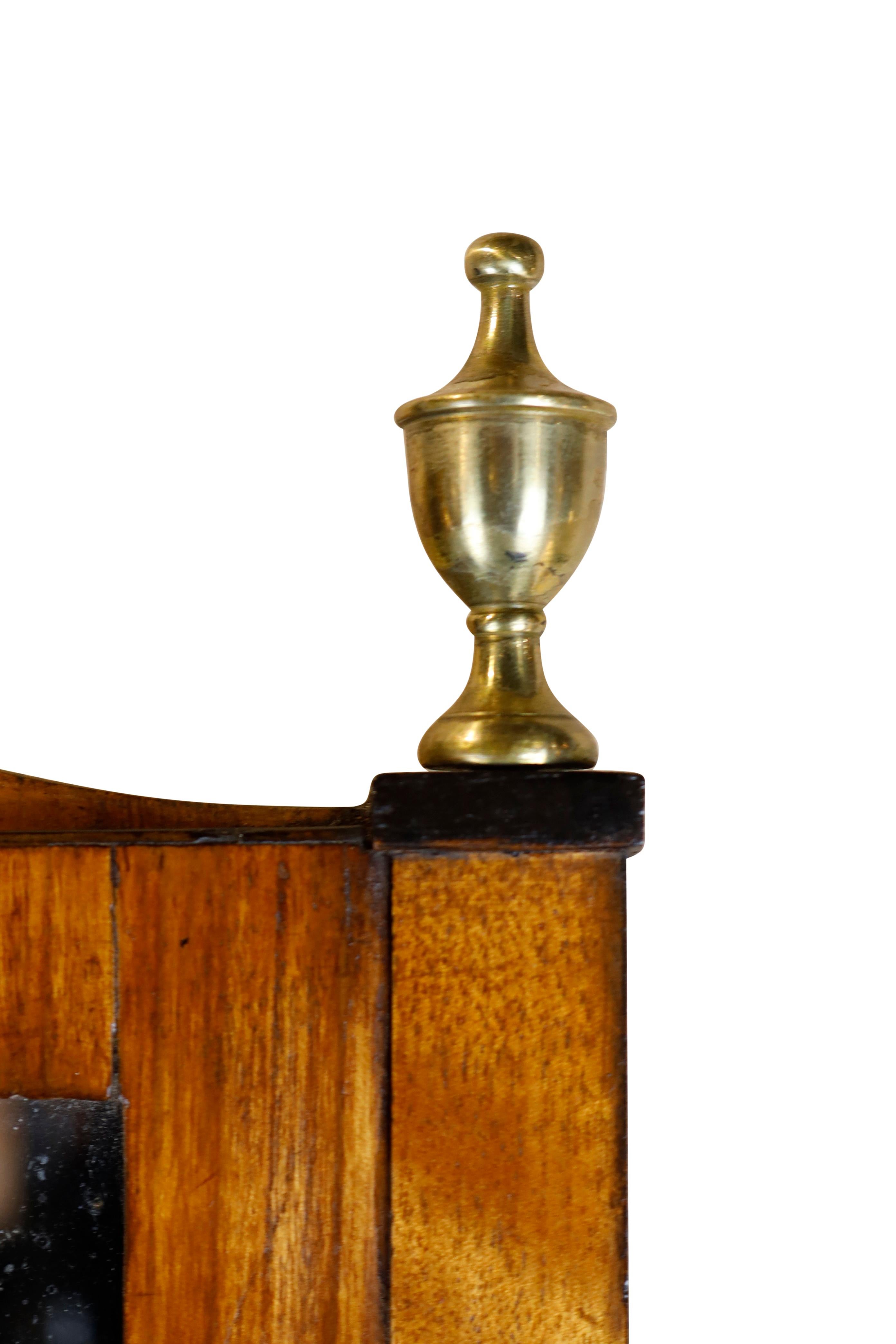 Specchio in legno svedese del XVIII secolo con montature e terminali in ormolu.  Il legno di frutta è incorniciato da intarsi in ebano.