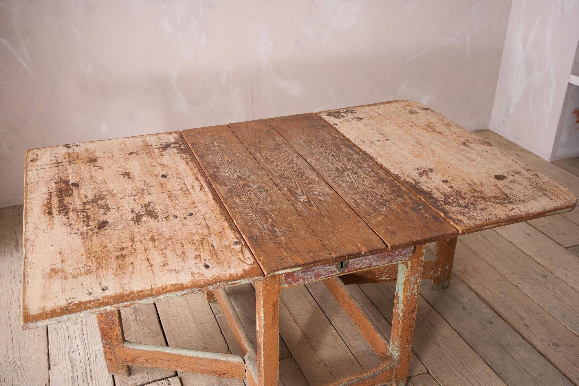 Pine 18th century Swedish Gate leg table For Sale