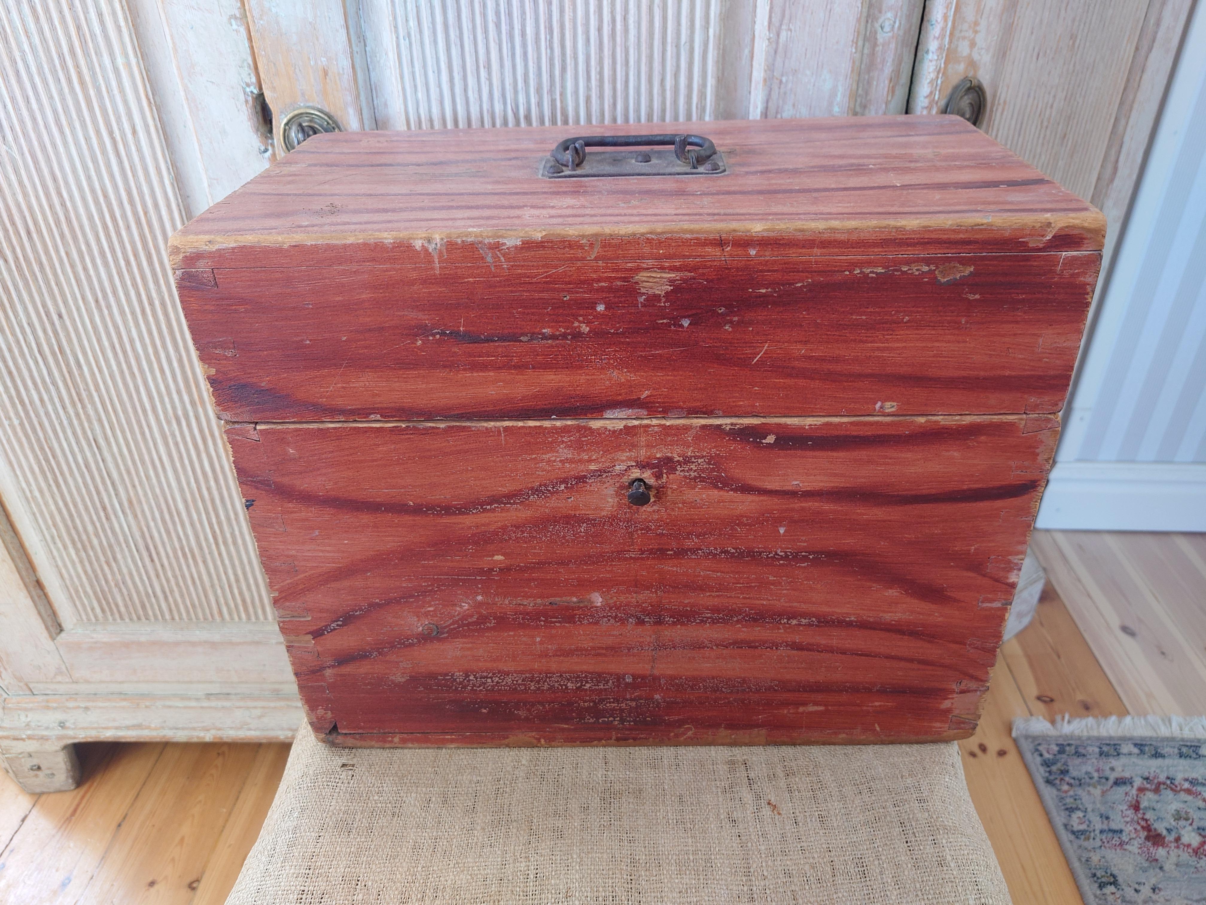 Preciosa caja de arte popular de Burträsk, Västerbotten, al norte de Suecia.

Una pintura original muy decorativa, típica de esa región.
Bonita pintura original rosa salmón en el interior.
En la tapa está escrito a lápiz Memoria del padre 8/11
