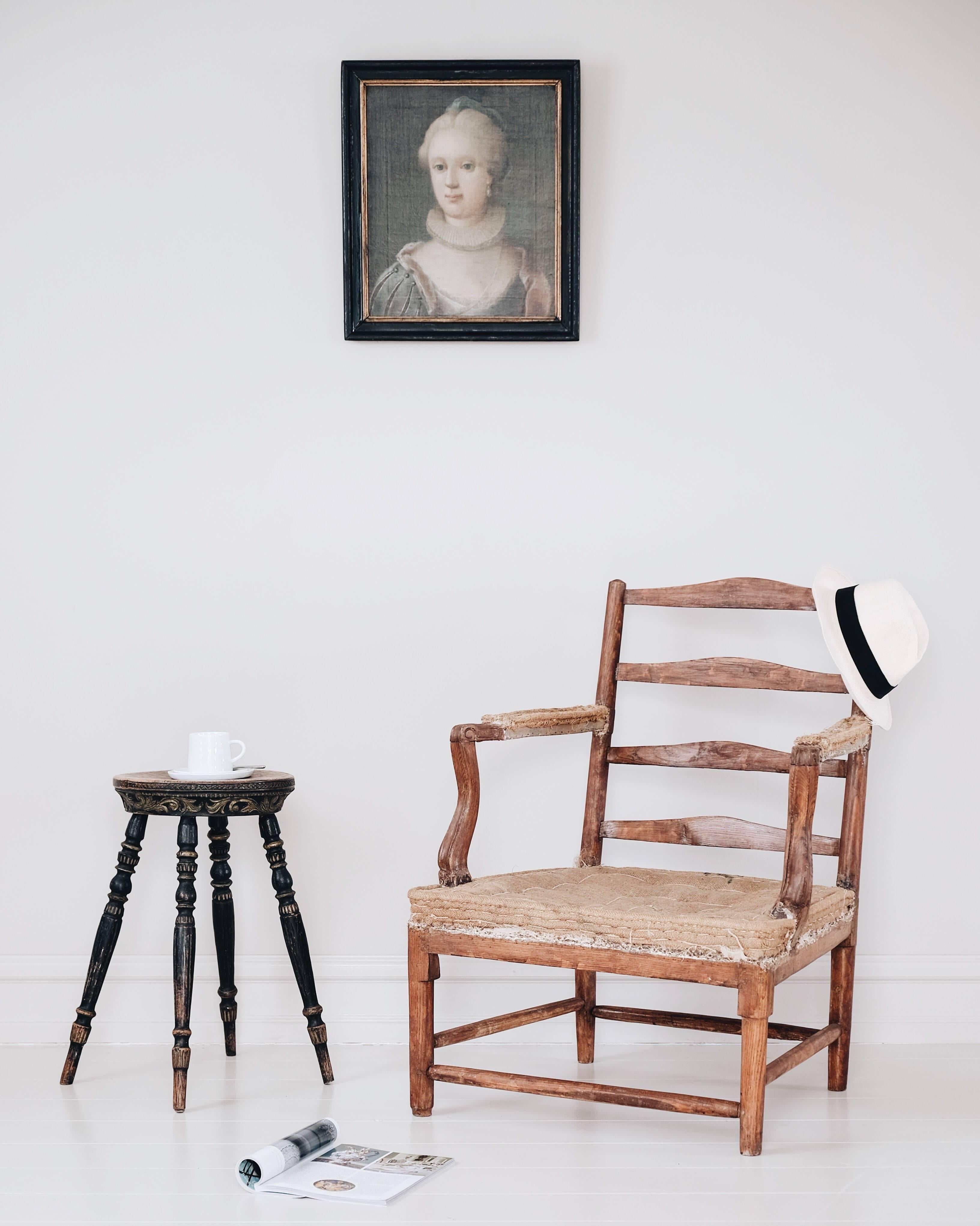 Fauteuil suédois Gripsholm du XVIIIe siècle en couleur et rembourrage d'origine, vers 1775. 

Les fauteuils doivent leur nom au château de Gripsholm, où le roi Gustav III a décoré la plupart des chambres à coucher avec ce modèle de fauteuil à la