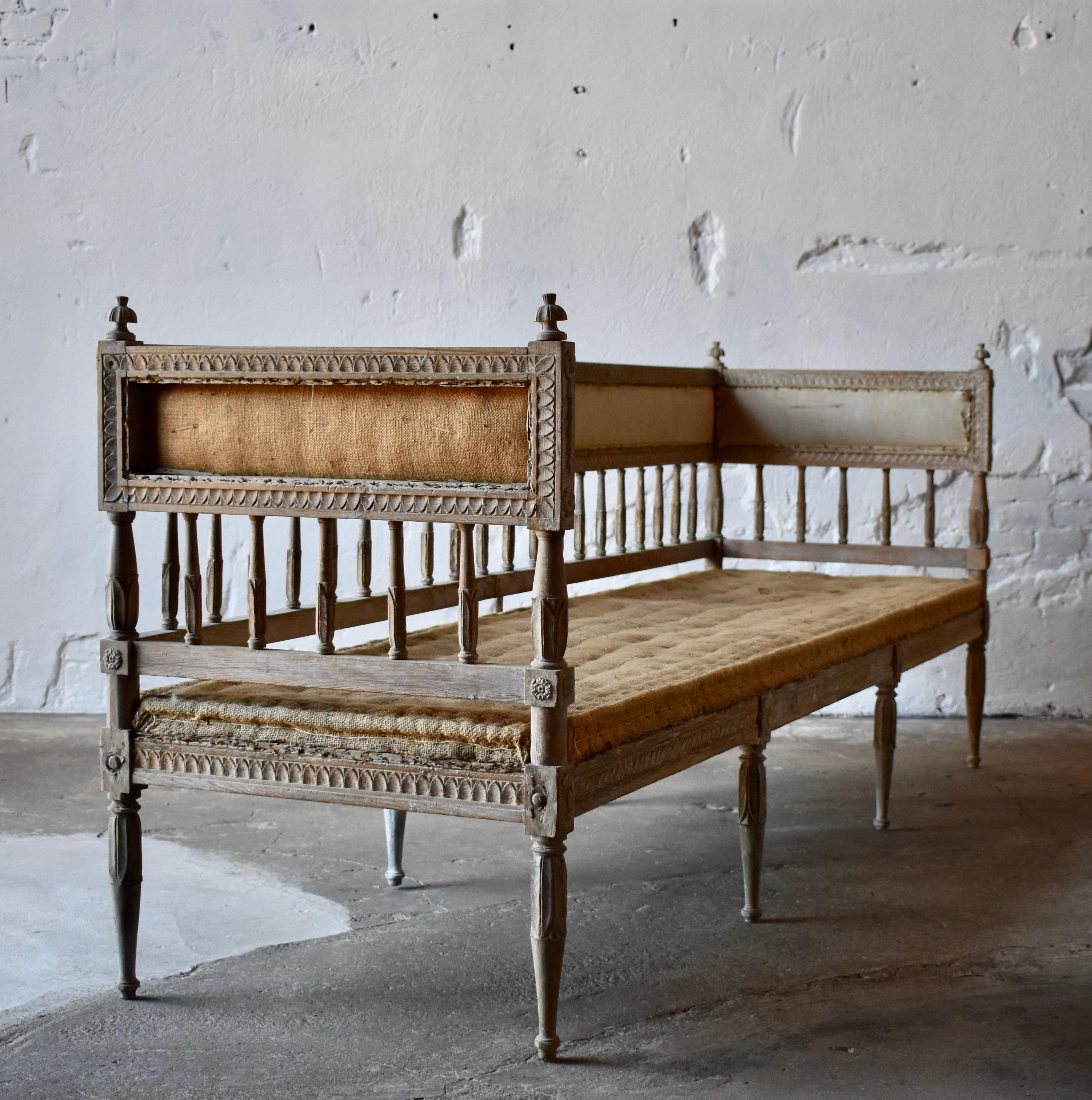 18th Century Swedish Gustavian 8-Legged Sofa In Good Condition For Sale In Helsingborg, SE
