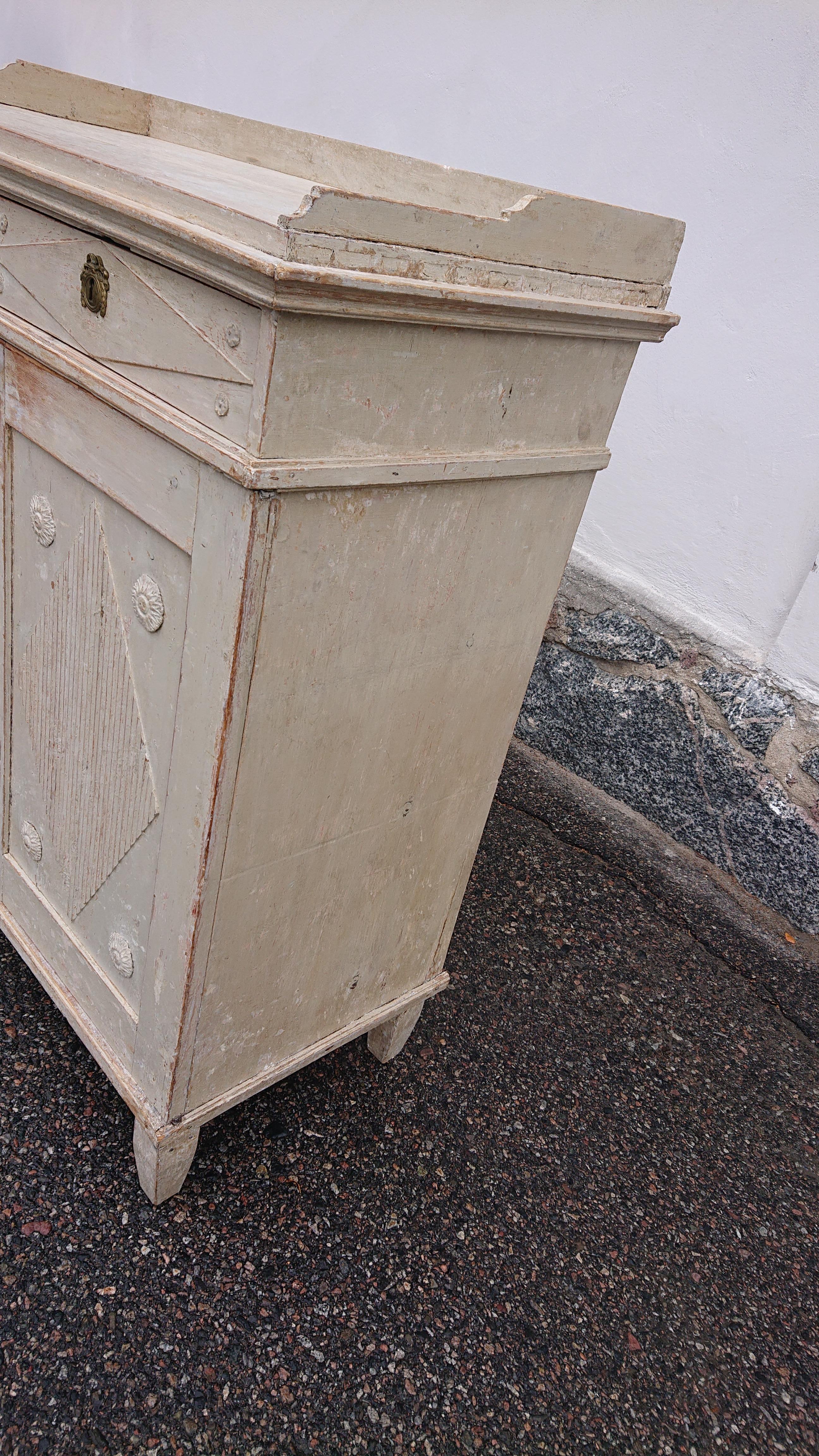 18th Century Swedish Gustavian Buffet with Original Paint For Sale 5