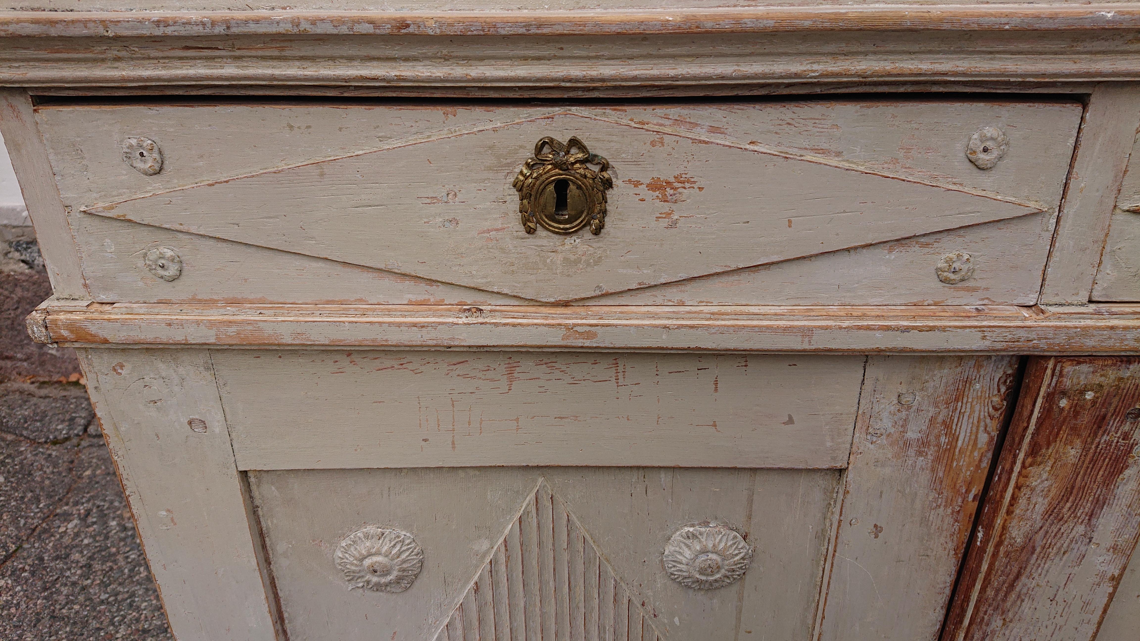 18th Century Swedish Gustavian Buffet with Original Paint For Sale 7