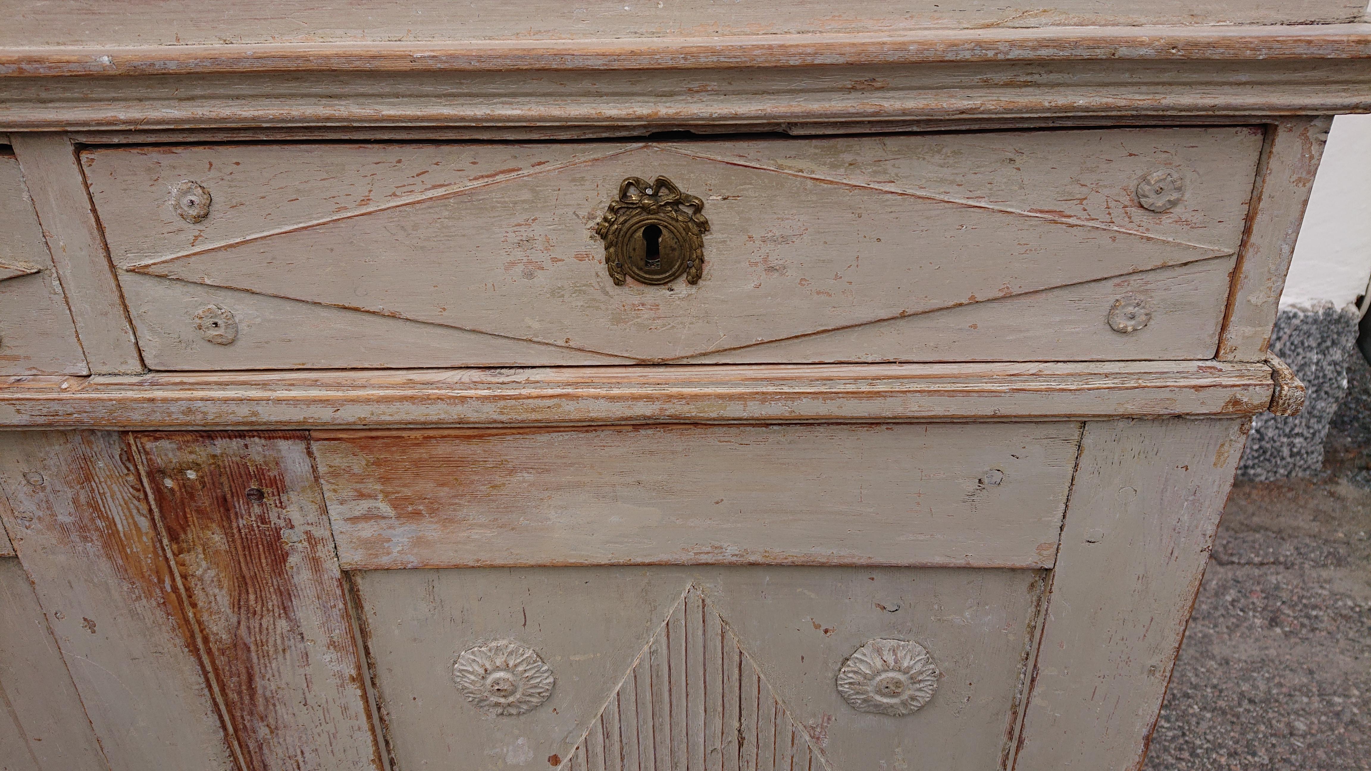 18th Century Swedish Gustavian Buffet with Original Paint For Sale 8