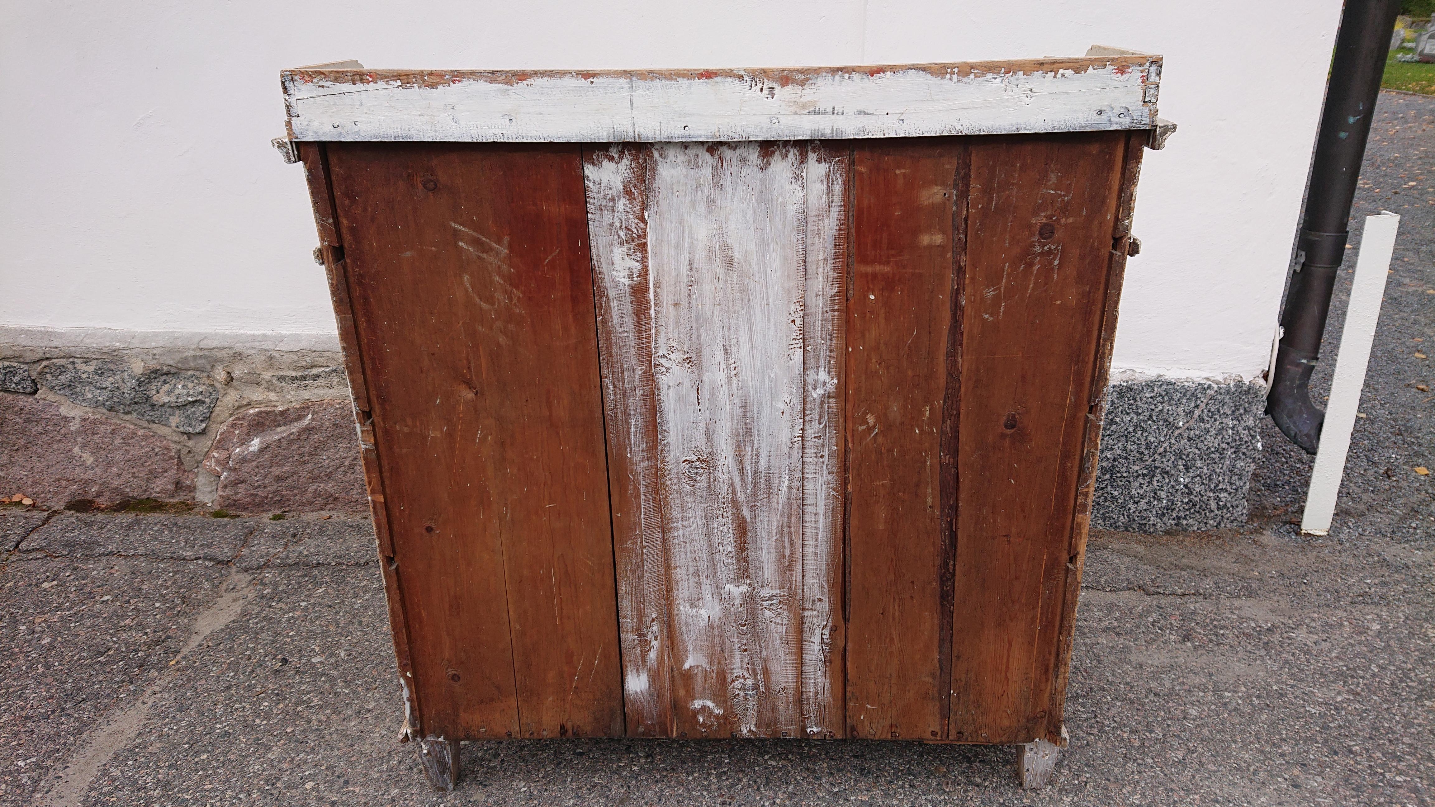 18th Century Swedish Gustavian Buffet with Original Paint For Sale 12
