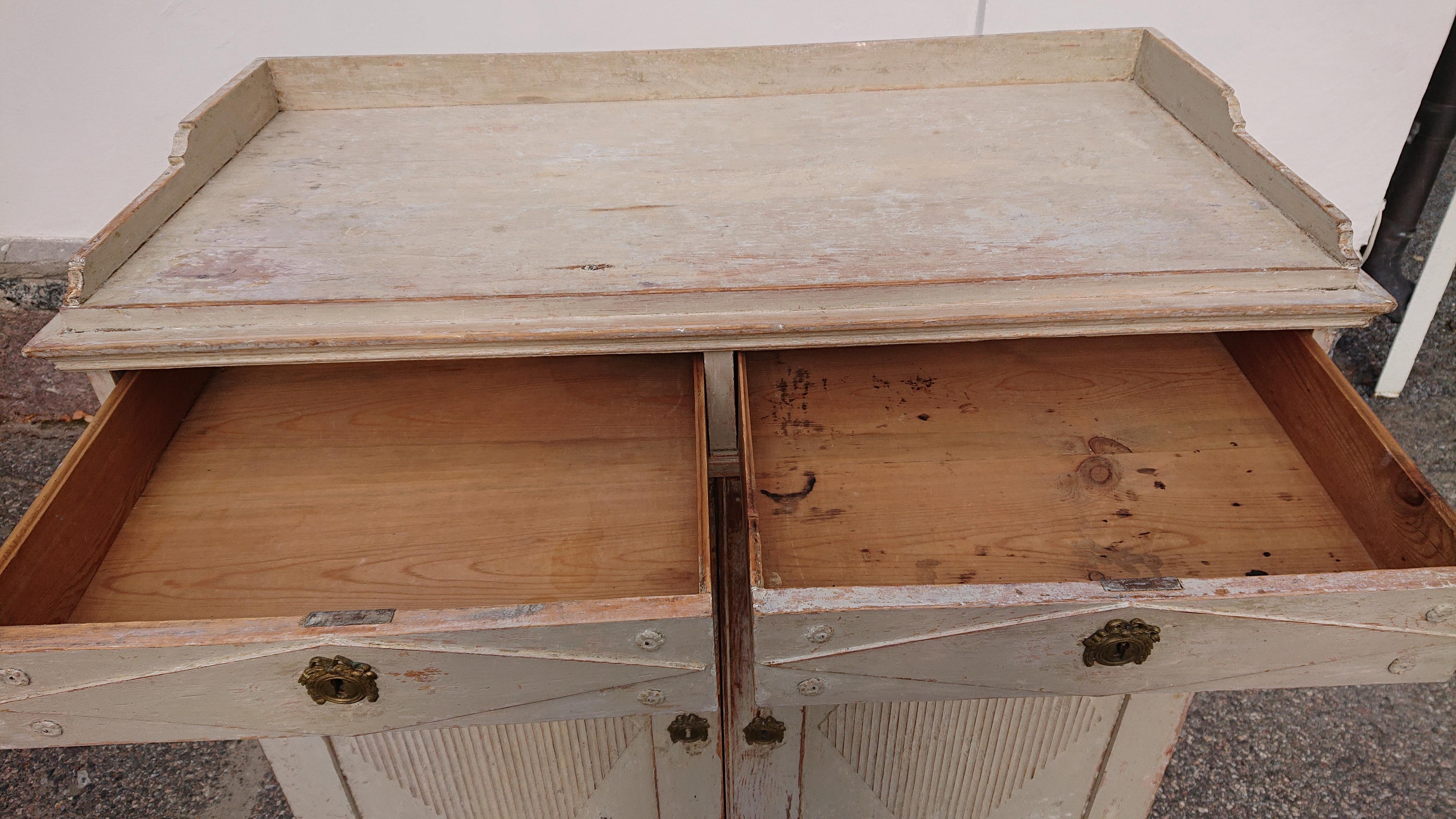 18th Century Swedish Gustavian Buffet with Original Paint For Sale 13