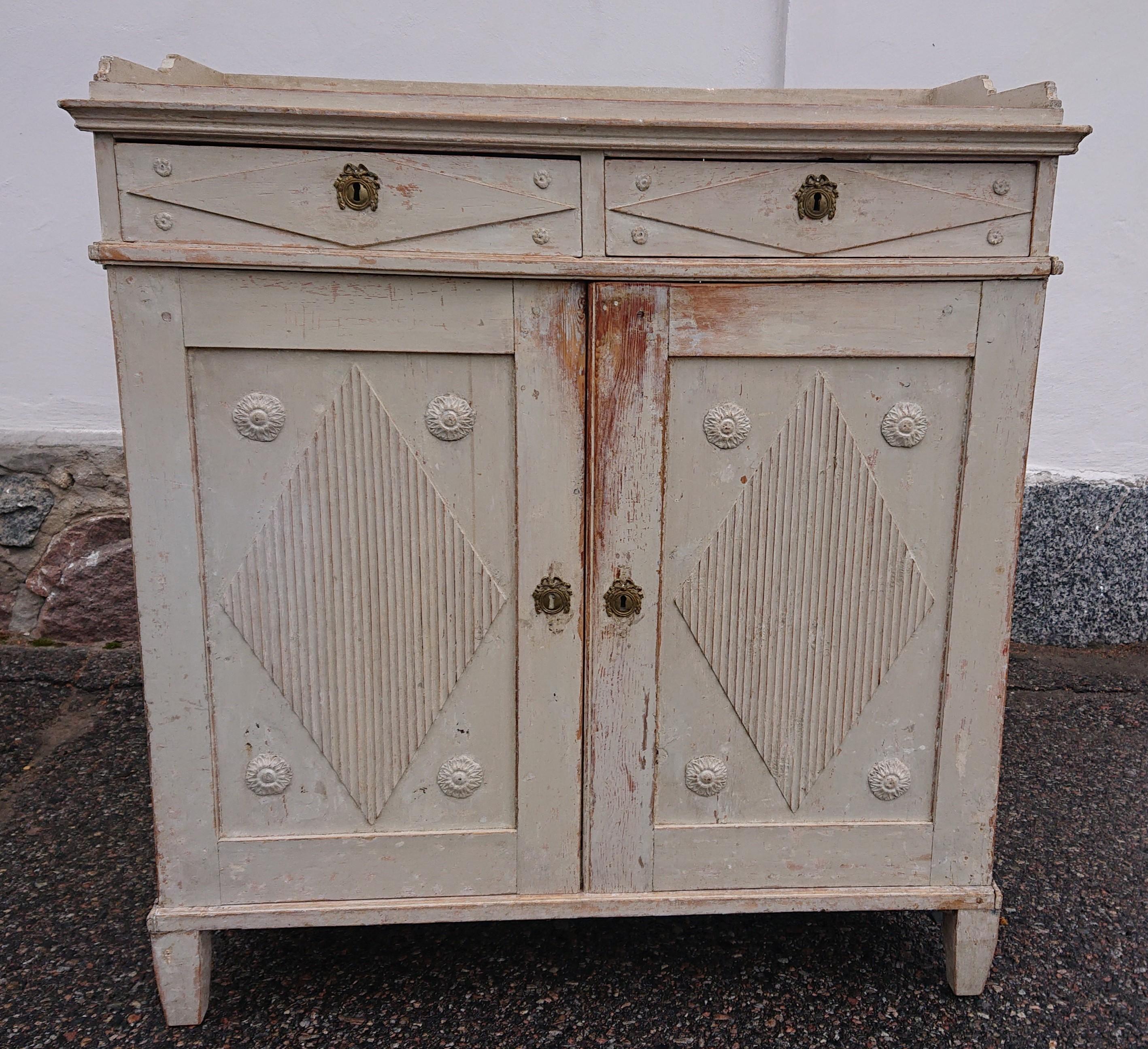 Exceptional Gustavian Buffet. Stockholm Sweden circa 1780-1800. Nice details and proportion from higher class environment. Dryscraped by hand to its well preserved original condition.
Hand-planed rhombuses on the doors and drawers. Fine pastel