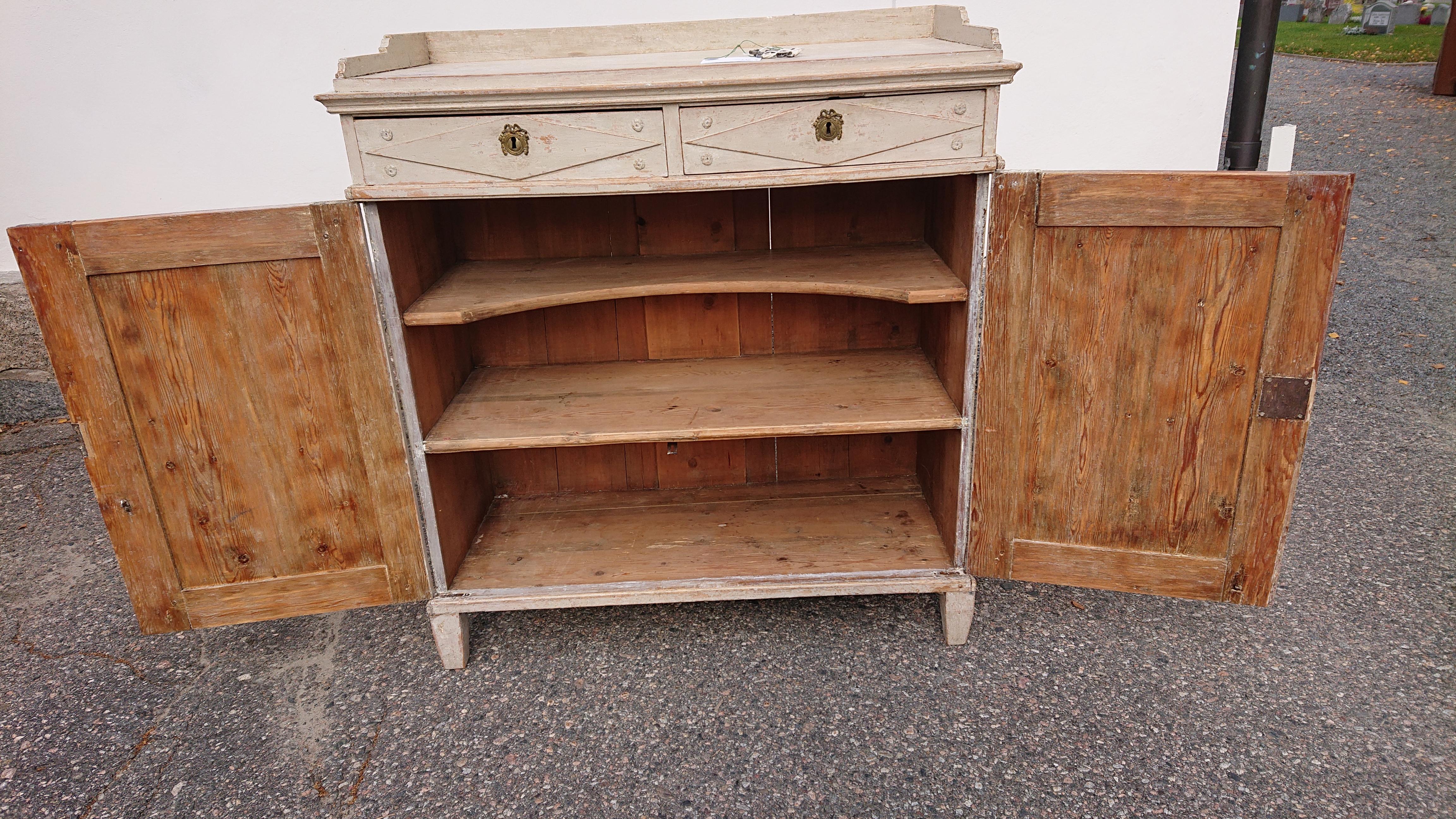 18th Century Swedish Gustavian Buffet with Original Paint For Sale 15