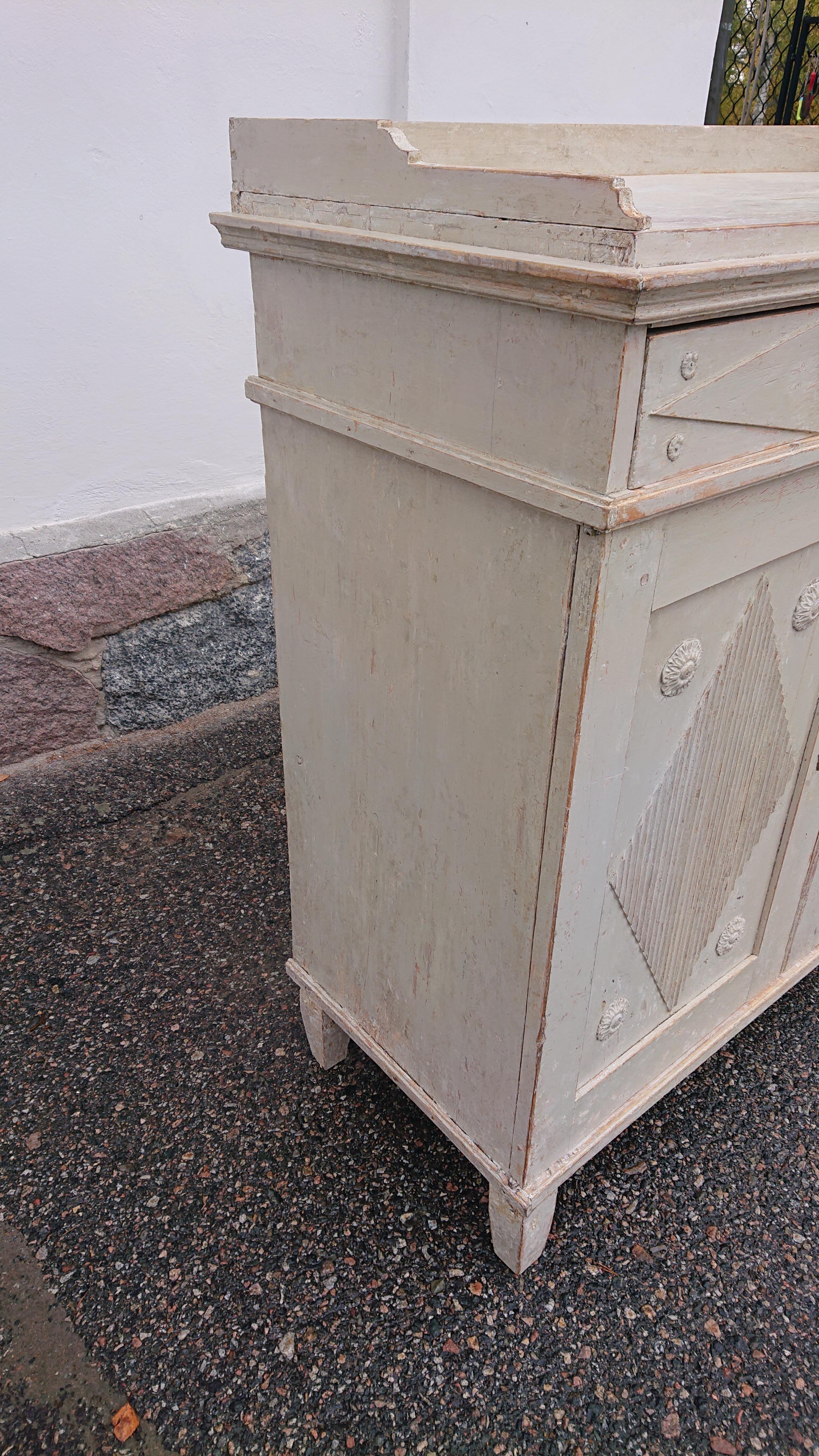18th Century Swedish Gustavian Buffet with Original Paint For Sale 4