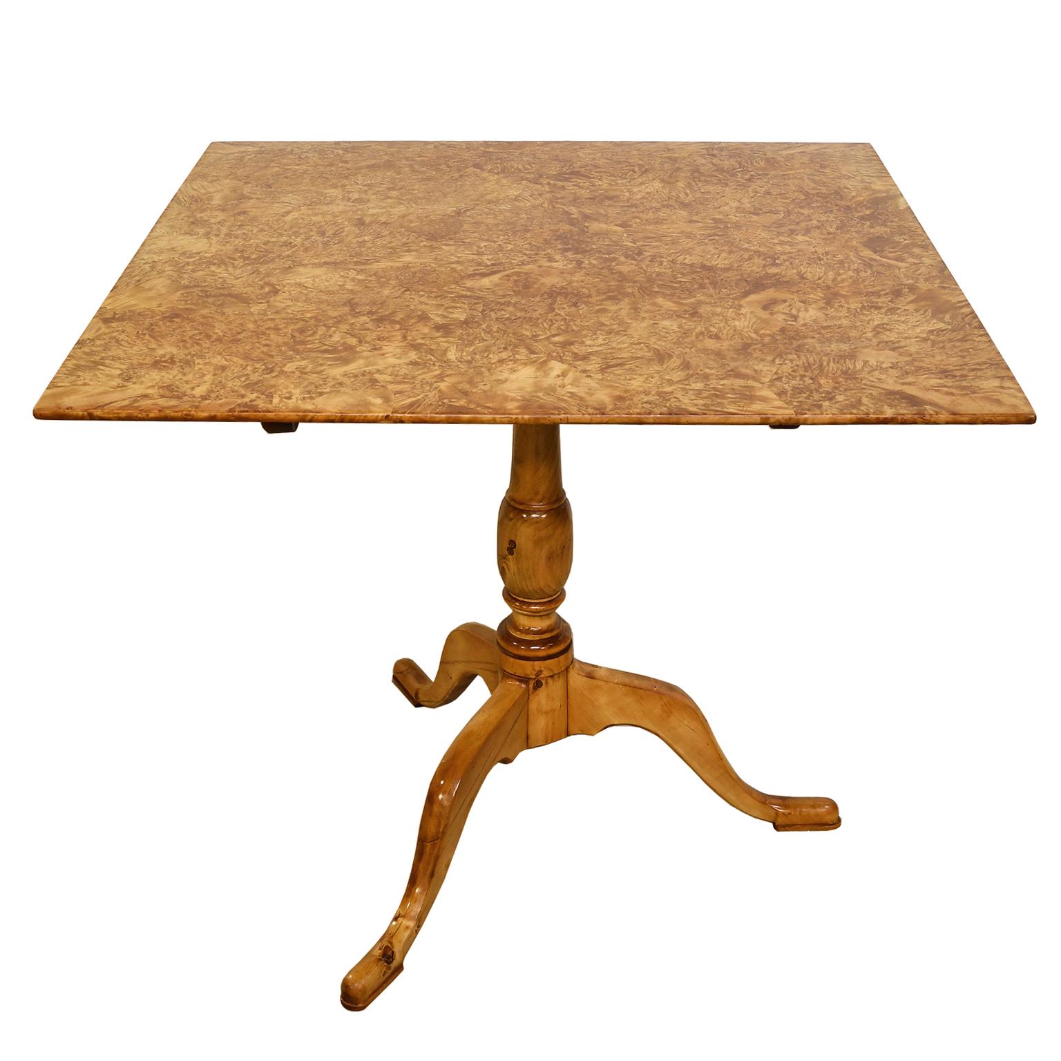 18th Century Swedish Gustavian Burl Birch Tilt-Top Square Table on Pedestal Base In Good Condition For Sale In Miami, FL