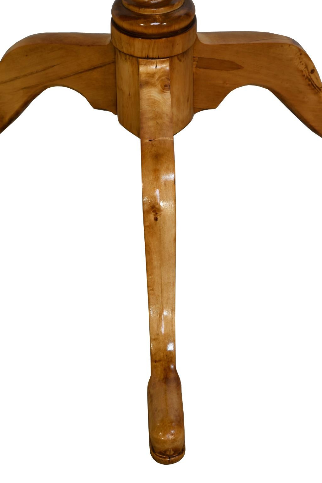 18th Century Swedish Gustavian Burl Birch Tilt-Top Square Table on Pedestal Base For Sale 1