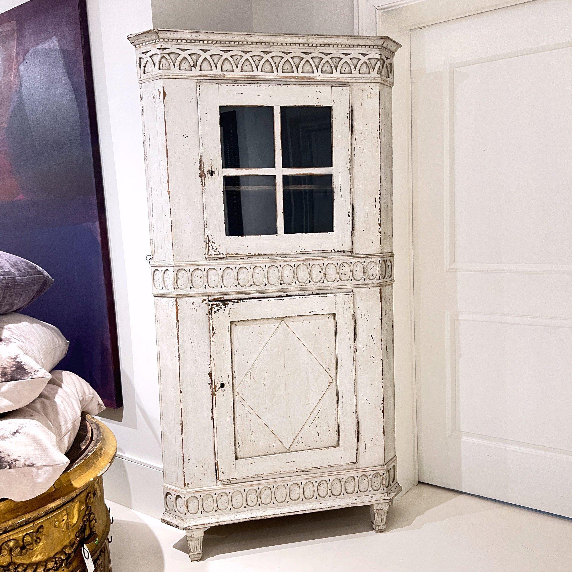 Ein wunderschön proportionierter Gustavianischer Eckschrank mit geriffelten Details, klassischer rautenförmiger Vertäfelung und gealterter Lackierung, der die unaufdringliche Eleganz und Handwerkskunst des schwedischen Designs des späten 18.
