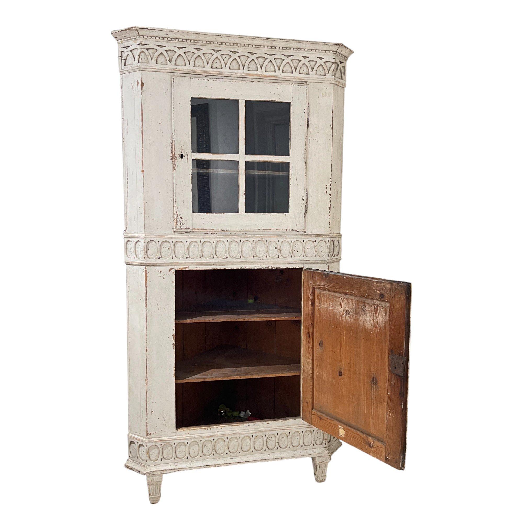 Schwedischer Gustavianischer Eck-Antikschrank des 18. im Zustand „Relativ gut“ im Angebot in New Orleans, LA